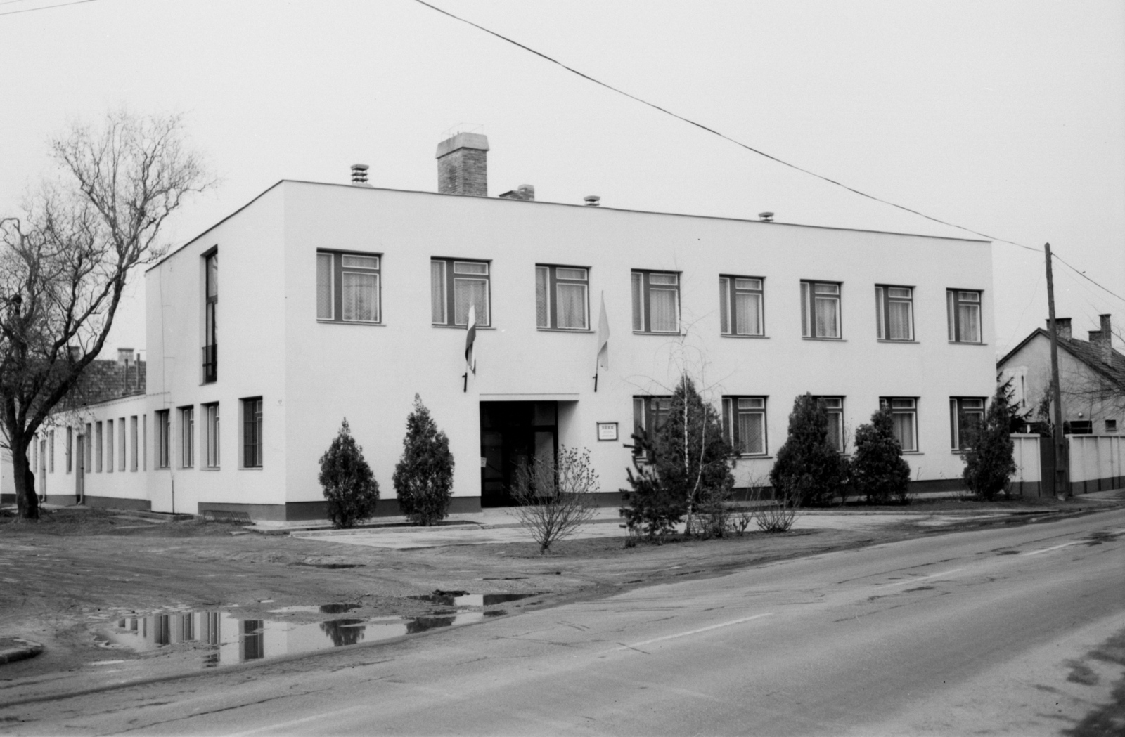 Magyarország, Dunavecse, Fő (Vöröshadsereg) út 20., a BÉKE Mgtsz irodaháza (előtte Rendőrség volt)., 1975, Jáki László, Fortepan #70409