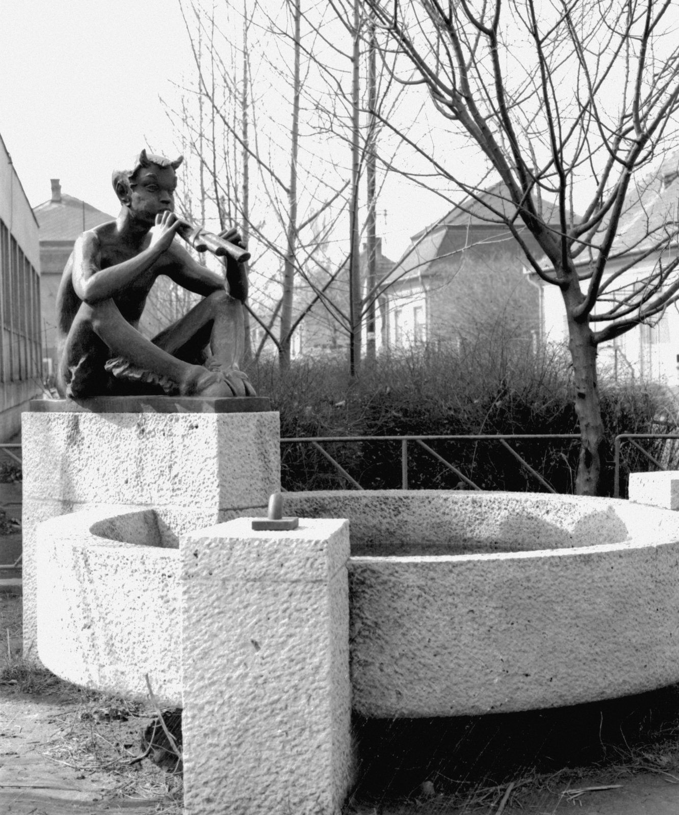 Hungary, Dunavecse, Vasút utca a Szakorvosi Rendelőintézet előtt. Faun-szobor (Boldogfai Farkas Sándor, 1968-as alkotása, ma a Millecentenáriumi Emlékparkban található)., 1975, Jáki László, Fortepan #70420
