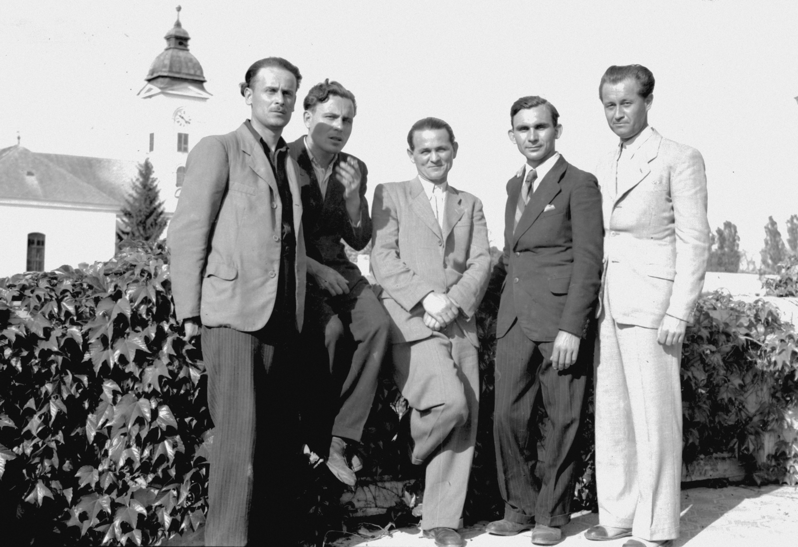 Hungary, Dunavecse, háttérben a református templom., 1943, Jáki László, tableau, men, Fortepan #70424