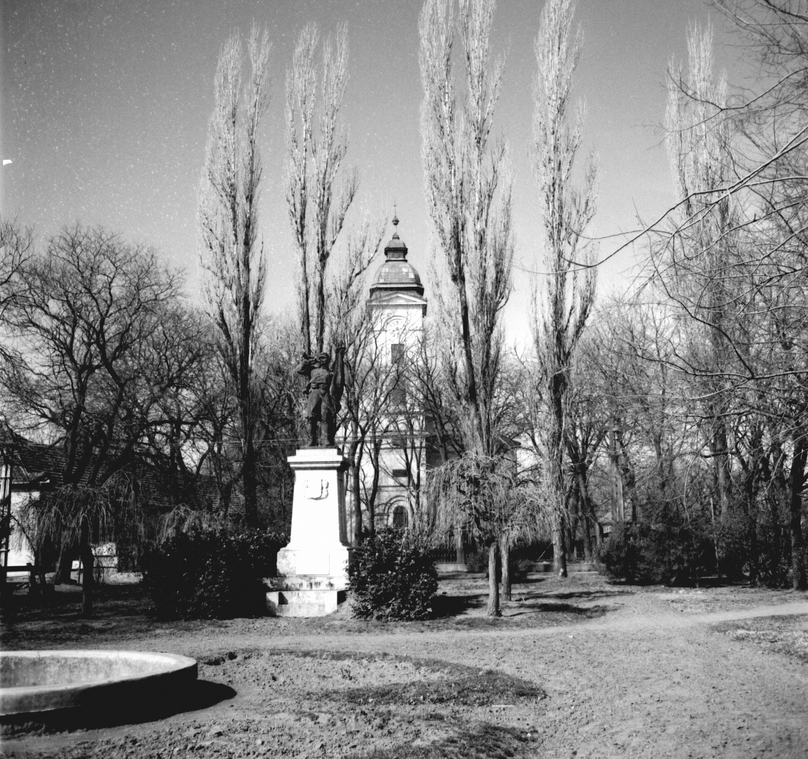 Hungary, Dunavecse, Petőfi tér, I. világháborús honvéd hősi emlékmű (Weisze Béla, 1930.), háttérben a református templom., 1960, Jáki László, sculpture, fir trees, Fortepan #70426