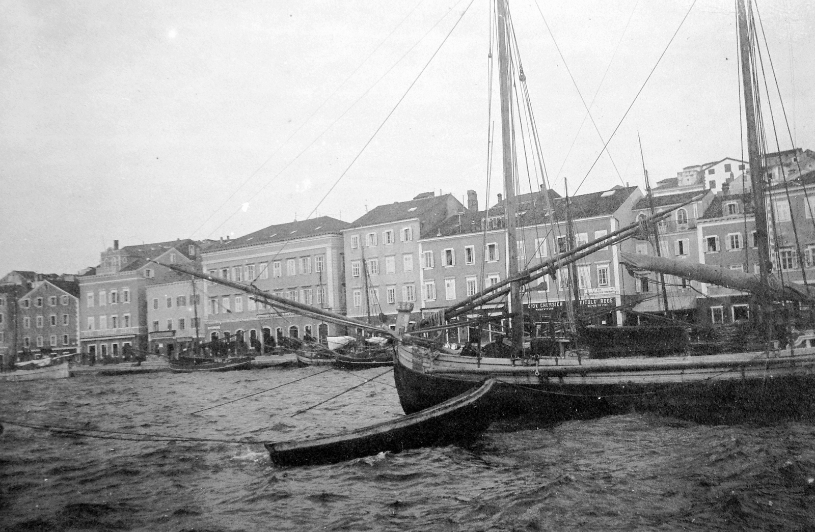 Croatia, Mali Losinj, Riva Losinjskih Kapetana, szemben a Hotel Apoksiomen., 1918, Fortepan, ship, boat, port, Fortepan #7043