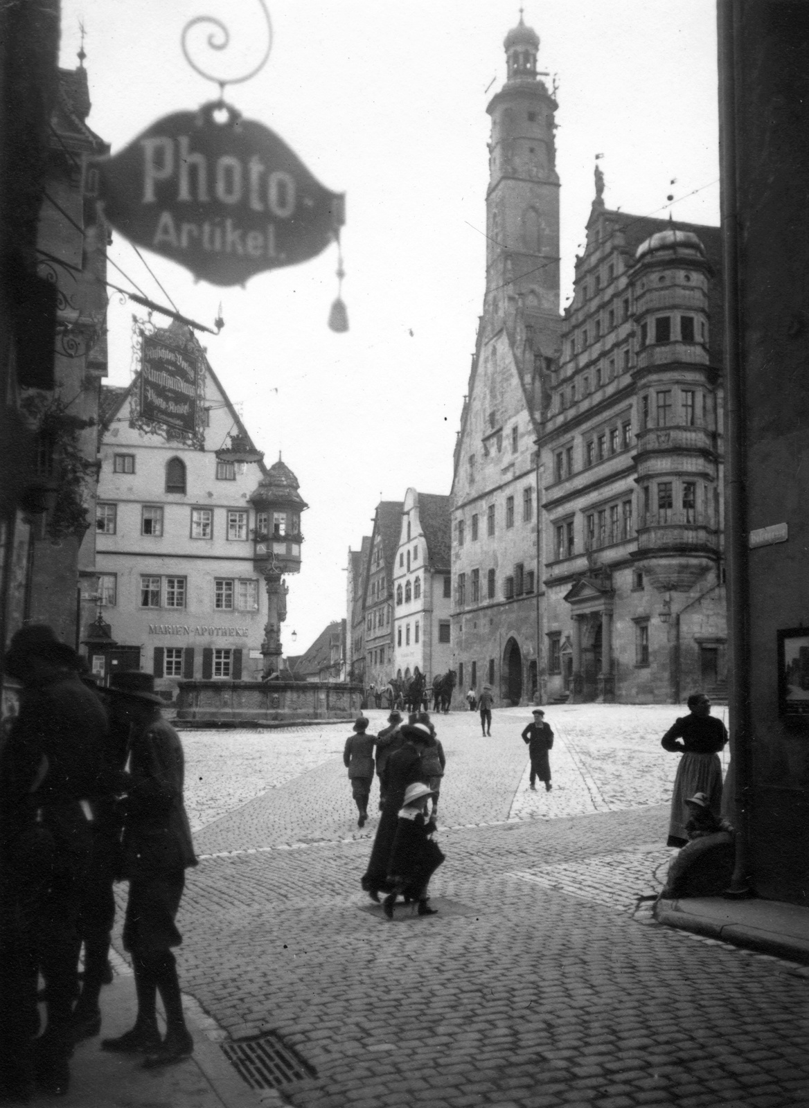 Németország, Rothenburg ob der Tauber, Hafengasse, szemben a Marktplatz. Jobbra a Városháza., 1912, Teodoro Wolf-Ferrari, cégtábla, fotószaküzlet, Fortepan #70444