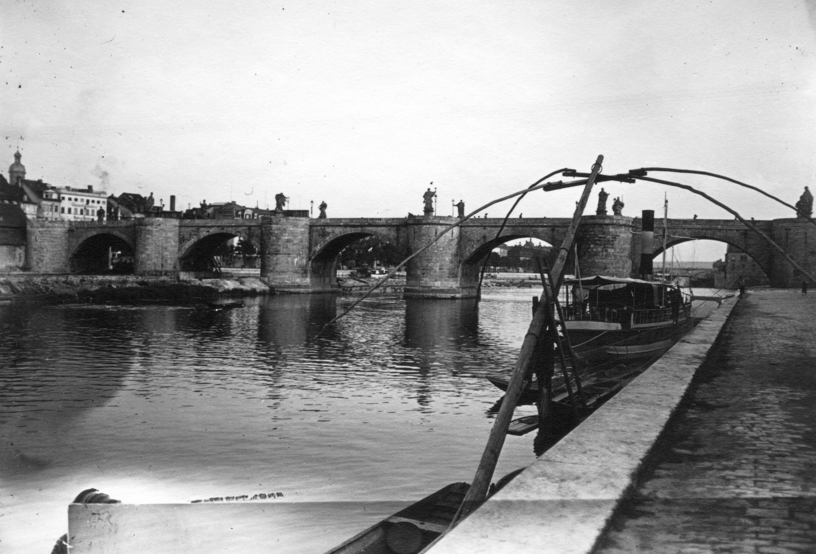 Germany, Würzburg, a Régi Majna-híd., 1912, Teodoro Wolf-Ferrari, bridge, fishing, steamboat, Fortepan #70445