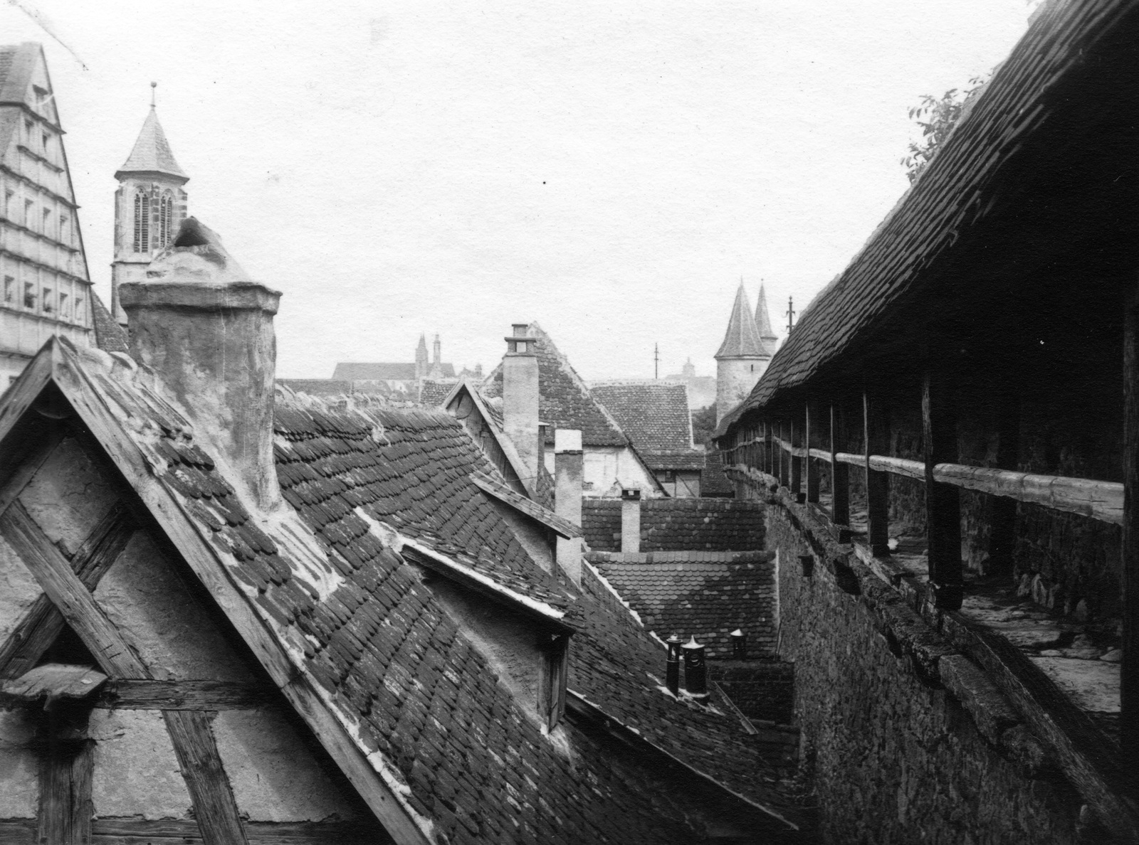 Németország, Rothenburg ob der Tauber, látkép a Kórház-kapu (Spitaltor) melletti városfalról. Balra az egykori kórház épülete és a Szentlélek-templom (Spitalkirche Heilig Geist) tornya látszik., 1920, Teodoro Wolf-Ferrari, háztető, gyilokjáró, Fortepan #70450