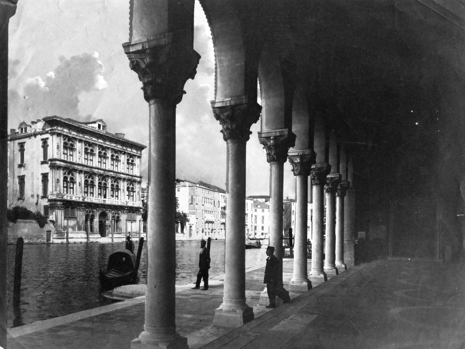Italy, Venice, Canal Grande, a Palazzo Vendramin Calergi a Fondaco dei Turchi árkádja alól nézve., 1900, Teodoro Wolf-Ferrari, rowing boat, pillar, archway, canal, Fortepan #70467