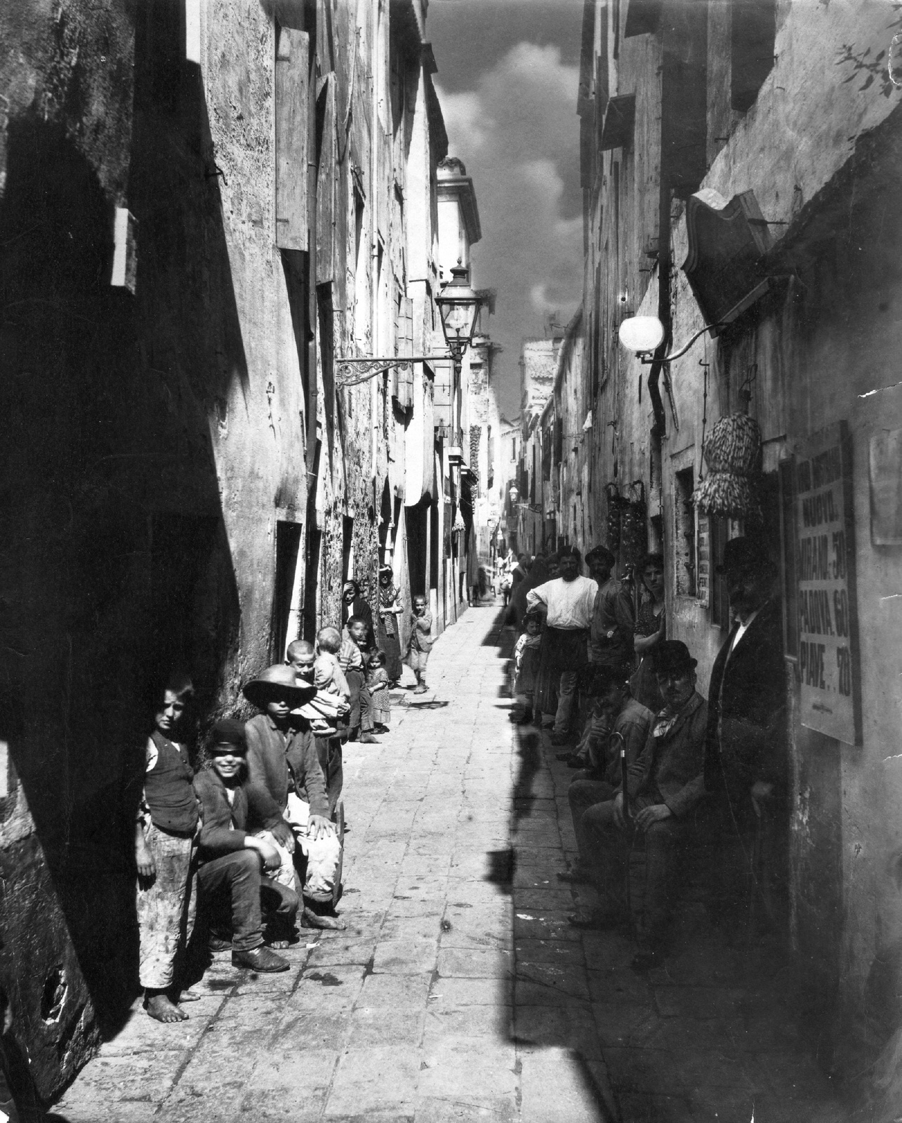 Olaszország, Velence, a Calle dell'Ogio / Calle dell'Olio a Salizada del le Gatte felől., 1900, Teodoro Wolf-Ferrari, sikátor, Fortepan #70487