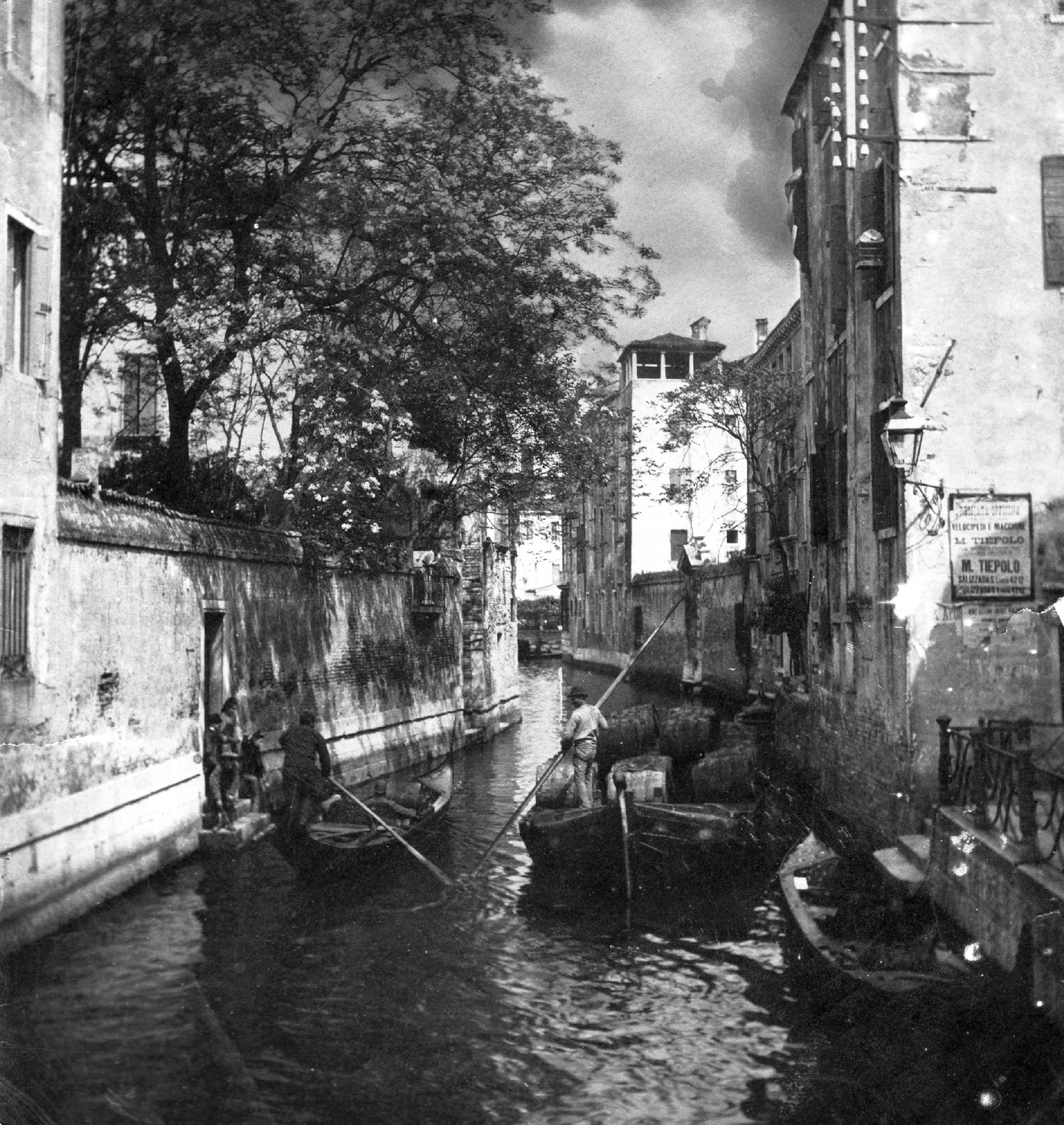 Italy, Venice, a Rio di San Giacomo dall'Orio a Rio de Sant'Agostin felé nézve, jobbra a lépcsőnél a Calle de l'Ogio o del Cafetier torkolata., 1900, Teodoro Wolf-Ferrari, barrel, rowing boat, canal, Fortepan #70491
