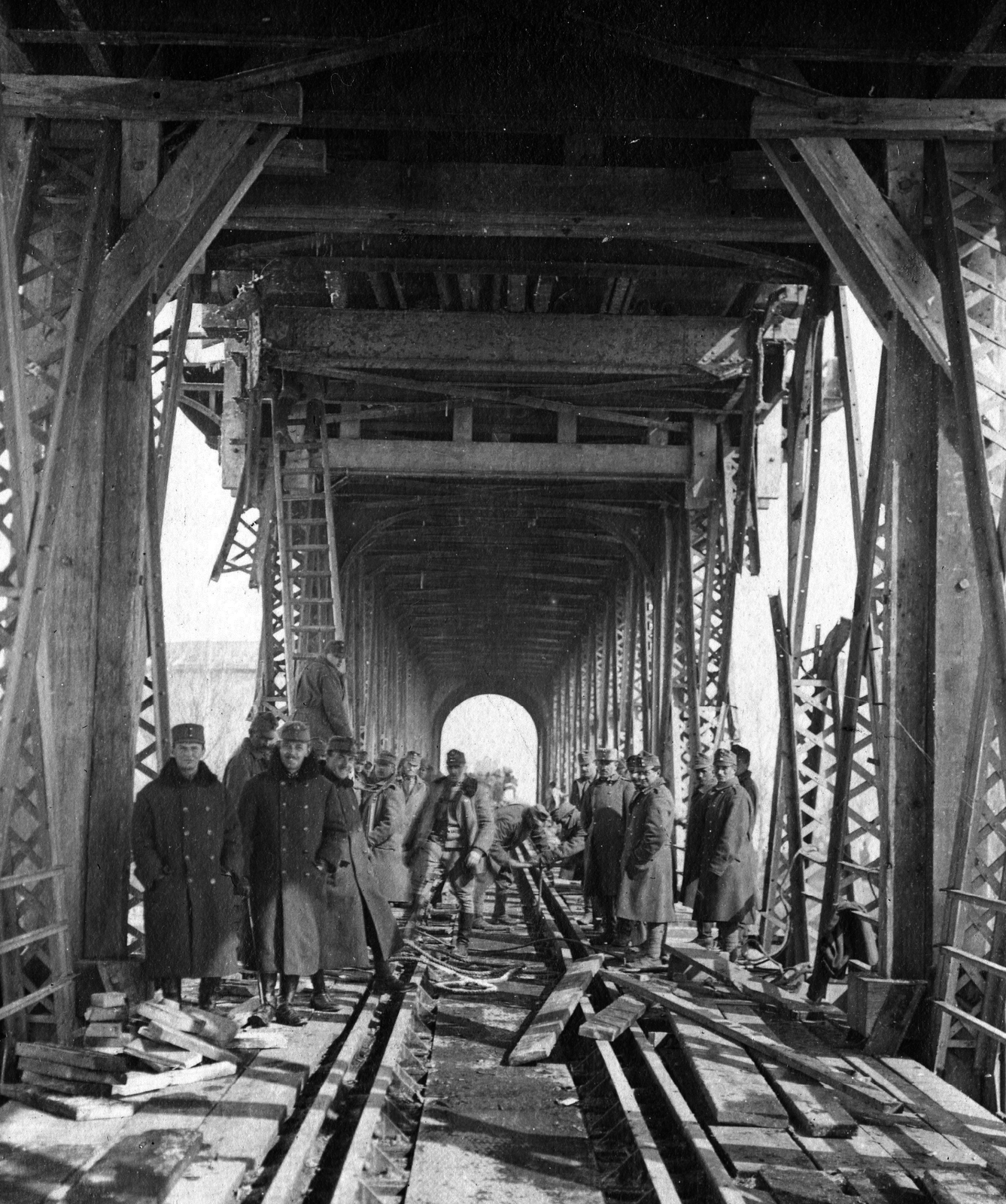 Romania, a Császári és Királyi Hadsereg 29. vasútépítő százada helyreállítási munkálatokat végez a Zsil-folyó feletti közúti-vasúti hídon., 1916, Fortepan, First World War, railway bridge, bridge building, Fortepan #7050