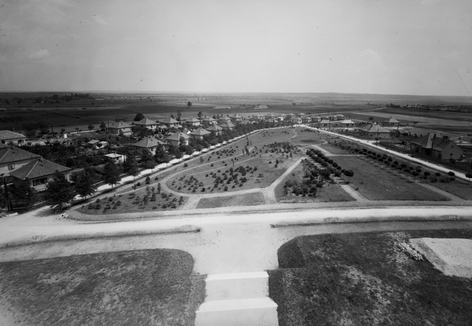 Hungary, Pétfürdő, kilátás a Szent László-templom tornyából, előtérben a Fazekas Mihály utca, balra az Ady Endre utca, jobbra az Iskola utca., 1942, Veszprém Megyei Levéltár/Kozelka Tivadar, Kozelka Tivadar, Fortepan #70507