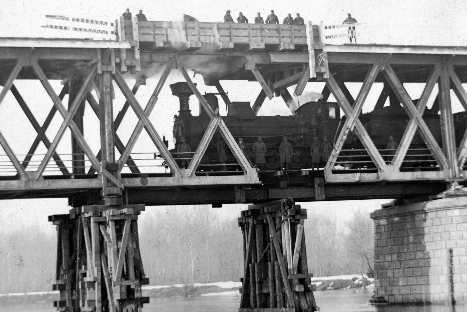 Romania, a Császári és Királyi Hadsereg 29. vasútépítő százada helyreállítási munkálatokat végez a Zsil-folyó feletti közúti-vasúti hídon., 1916, Fortepan, First World War, steam locomotive, railway, bridge, bridge building, Fortepan #7051