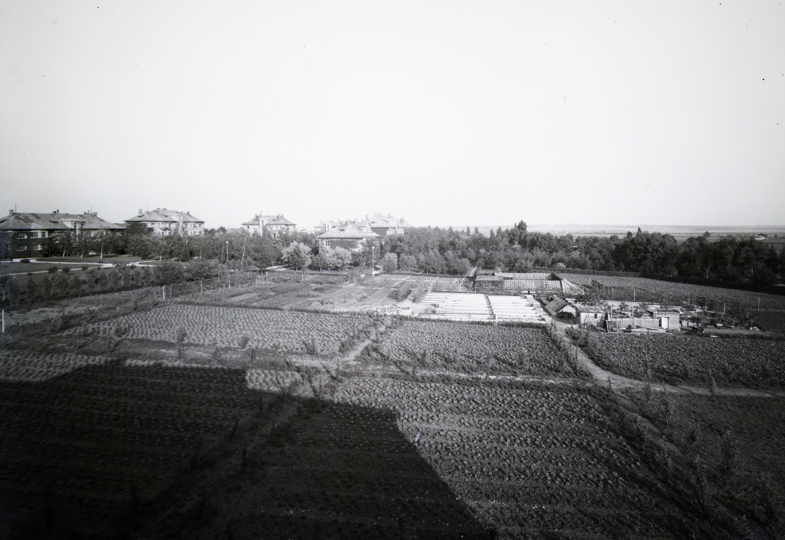 Hungary, Pétfürdő, látkép a Berhidai út felől, balra a Péti Nitrogén Műtrágyagyár Rt. lakótelepe, 1940, Veszprém Megyei Levéltár/Kozelka Tivadar, Kozelka Tivadar, Fortepan #70514