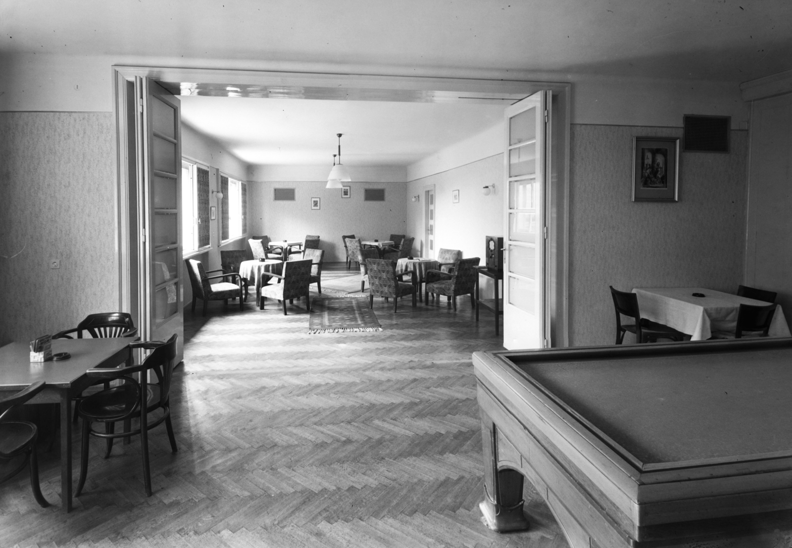 Hungary, Pétfürdő, a Péti Nitrogén Műtrágyagyár Rt. lakótelepe, Kaszinó., 1940, Veszprém Megyei Levéltár/Kozelka Tivadar, Kozelka Tivadar, interior, parquet floor, billiard table, Fortepan #70521