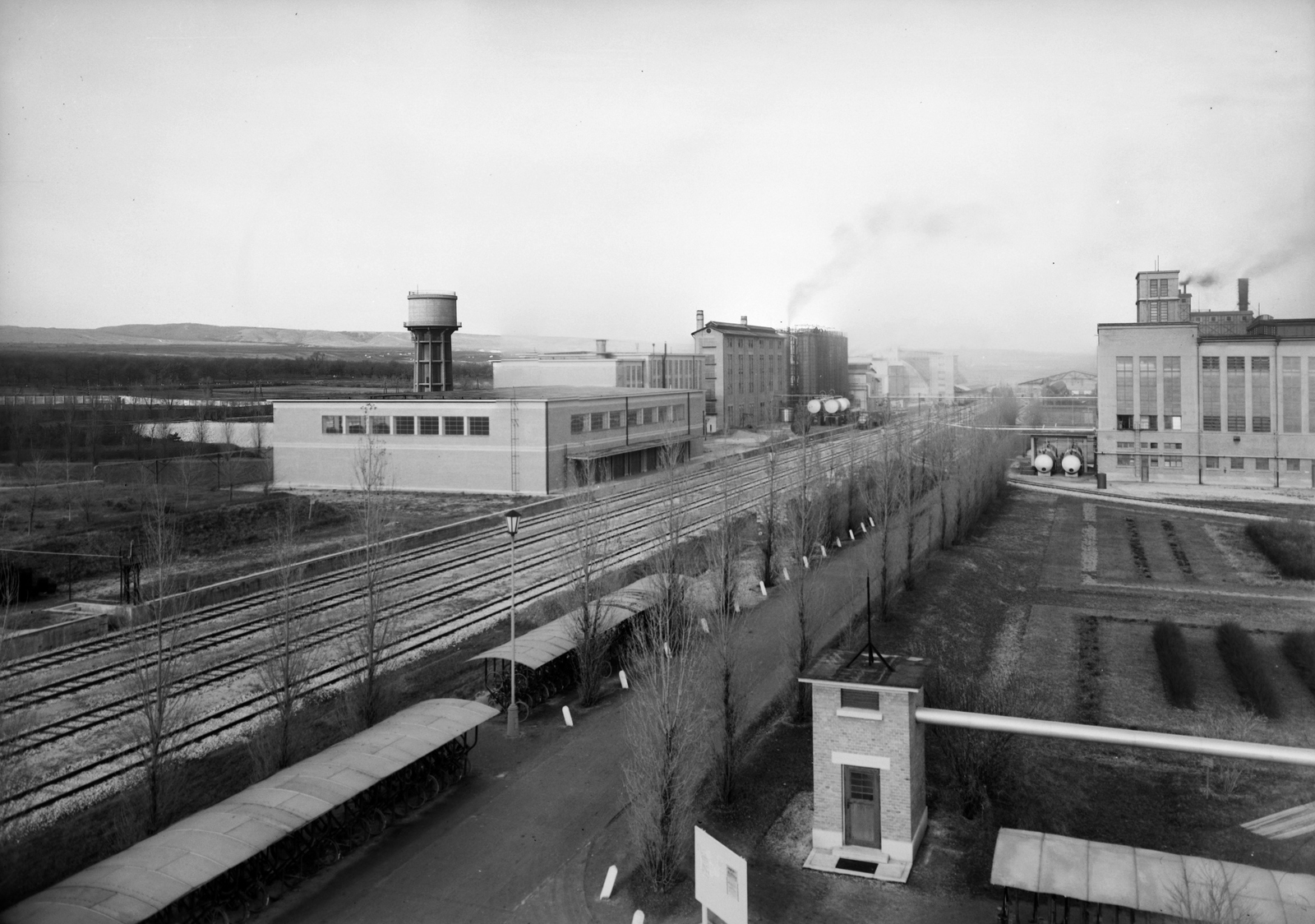 Hungary, Pétfürdő, Péti Nitrogén Műtrágyagyár Rt., jobbra az áramfejlesztő telep., 1940, Veszprém Megyei Levéltár/Kozelka Tivadar, Kozelka Tivadar, railway, water tower, factory, Fortepan #70531