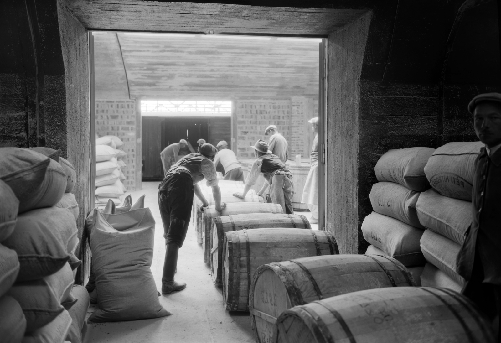 Hungary, Pétfürdő, Péti Nitrogén Műtrágyagyár Rt., 1940, Veszprém Megyei Levéltár/Kozelka Tivadar, Kozelka Tivadar, barrel, sack, chemical industry, warehouse, fertilizer, Fortepan #70544