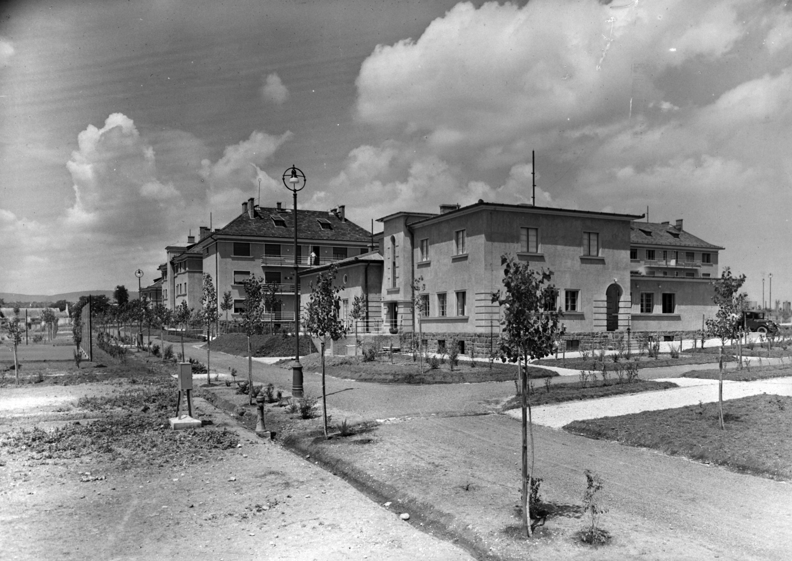 Hungary, Pétfürdő, Hősök tere, a Péti Nitrogén Műtrágyagyár Rt. lakótelepe, előtérben a Kaszinó., 1940, Veszprém Megyei Levéltár/Kozelka Tivadar, Kozelka Tivadar, Fortepan #70548