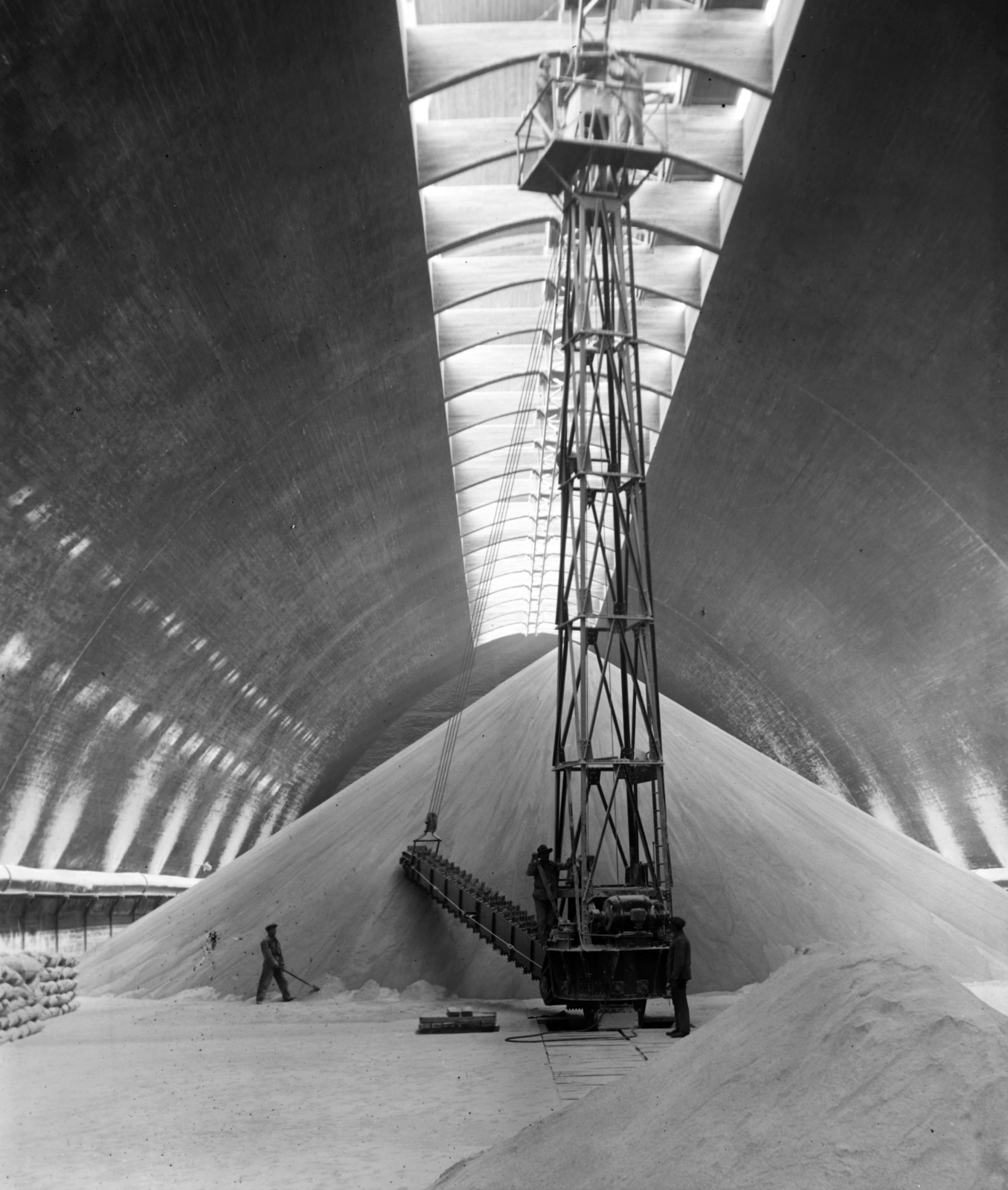 Hungary, Pétfürdő, Péti Nitrogén Műtrágyagyár Rt., pétisógyártó üzem raktárcsarnoka., 1940, Veszprém Megyei Levéltár/Kozelka Tivadar, Kozelka Tivadar, chemical industry, fertilizer, conveyor belt, factory, Fortepan #70550