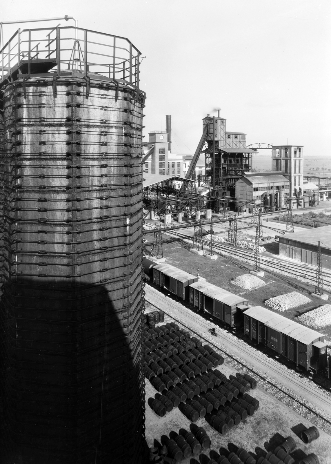 Hungary, Pétfürdő, Péti Nitrogén Műtrágyagyár Rt., 1940, Veszprém Megyei Levéltár/Kozelka Tivadar, Kozelka Tivadar, railway, barrel, chimney, chemical industry, container, Fortepan #70551