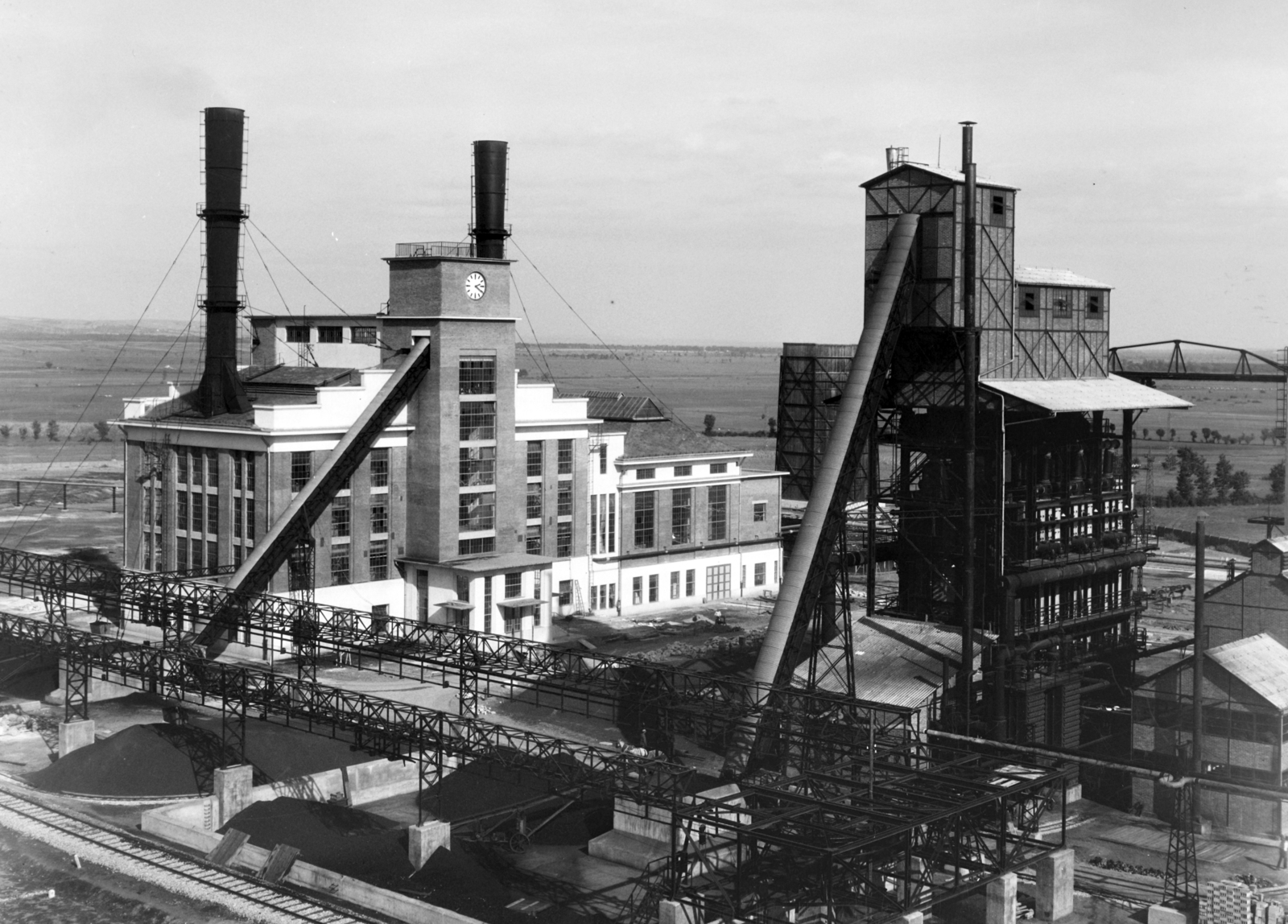 Hungary, Pétfürdő, Péti Nitrogén Műtrágyagyár Rt., 1940, Veszprém Megyei Levéltár/Kozelka Tivadar, Kozelka Tivadar, chimney, chemical industry, church clock, factory, Fortepan #70561