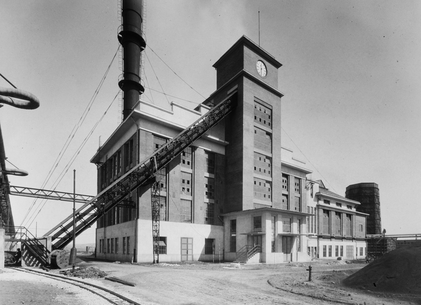 Hungary, Pétfürdő, Péti Nitrogén Műtrágyagyár Rt., 1940, Veszprém Megyei Levéltár/Kozelka Tivadar, Kozelka Tivadar, chemical industry, fire hydrant, church clock, container, factory, industrial building, Fortepan #70562