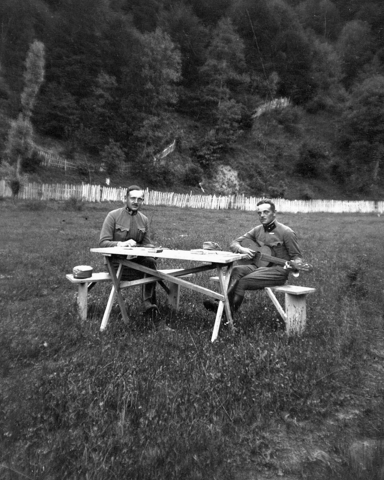 1916, Fortepan, első világháború, mező, zenész, katona, pad, gitár, Fortepan #7057