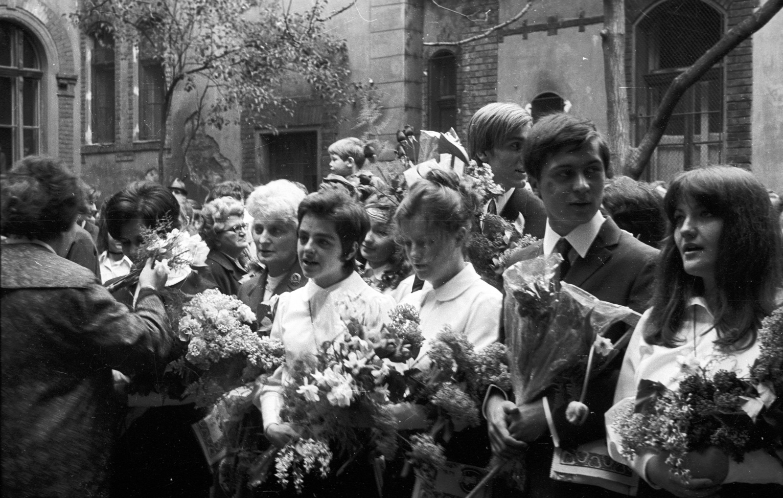 Magyarország, Szinyei Merse utca 7-9. Általános Iskola és Gimnázium (később Szinyei Merse Pál Gimnázium), ballagás., 1971, Fortepan/Album055, Budapest, Fortepan #70578