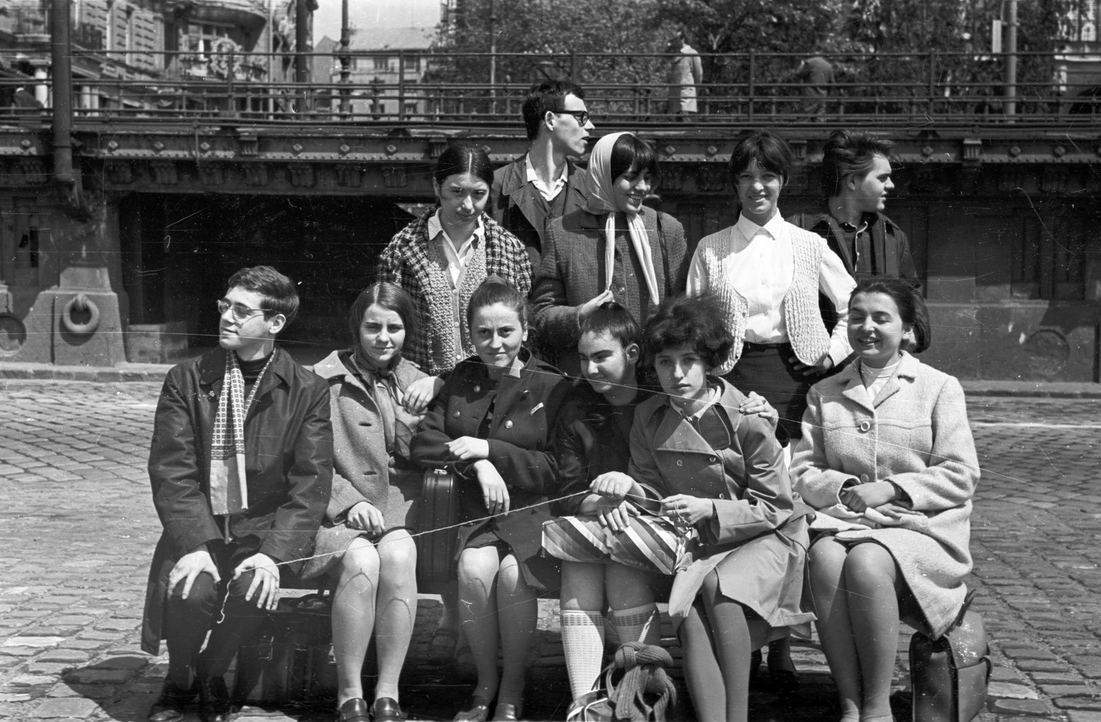 Hungary, Budapest V., pesti alsó rakpart a Vigadó térnél., 1968, Budapest, sitting with hands on knees, jesting, straight face, Fortepan #70593