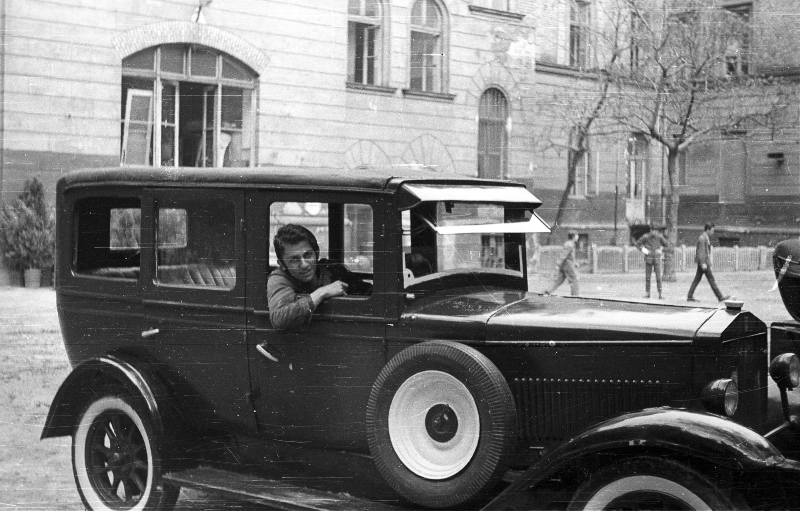 Magyarország, Budapest VI., Rippl-Rónai utca 26., az Autóközlekedési Technikum udvara. 1928-as MÁG Magosix személygépkocsi., 1969, Fortepan/Album055, magyar gyártmány, automobil, MÁG-márka, MÁG Magosix, pótkerék, Budapest, Fortepan #70612