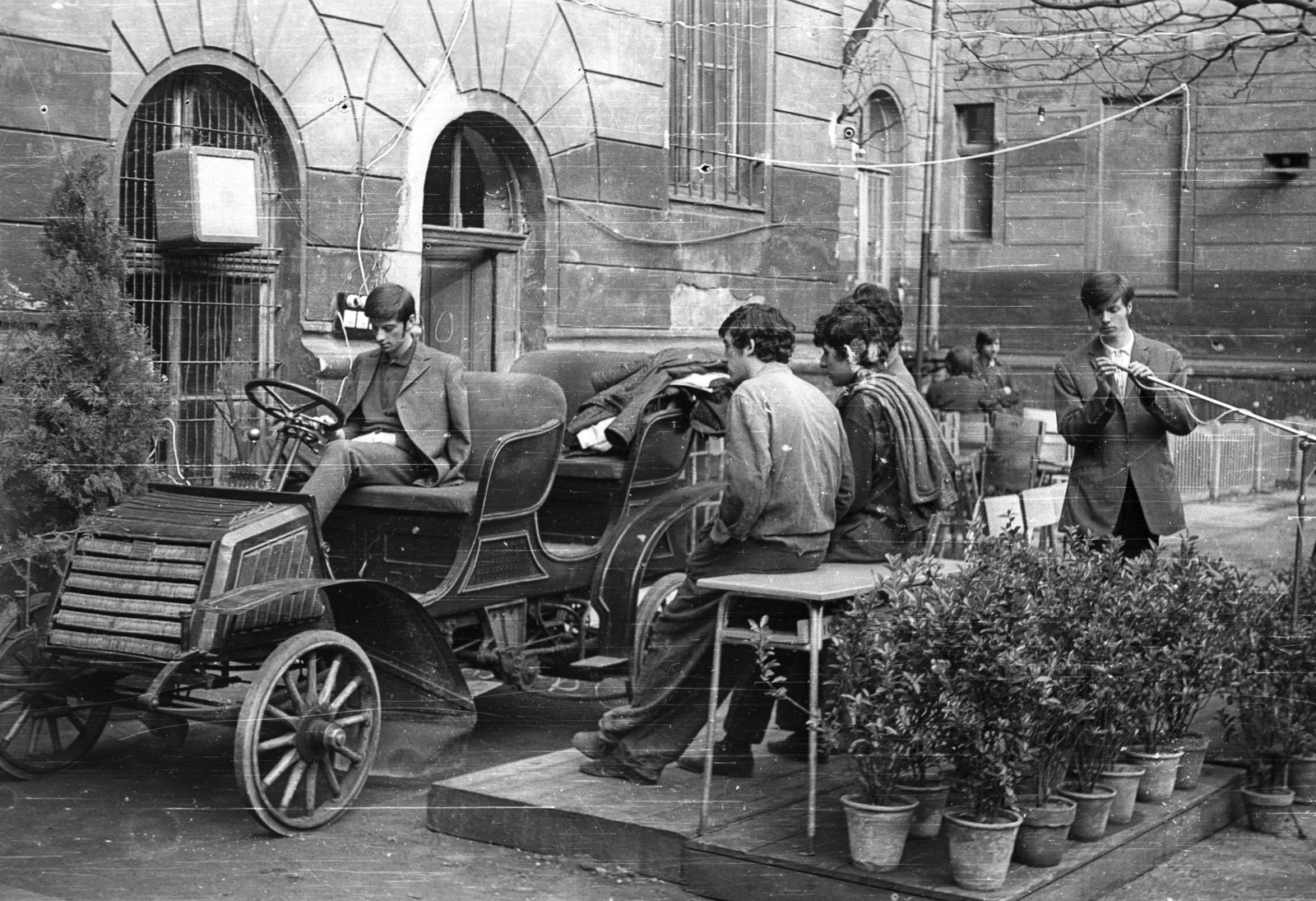 Hungary, Budapest VI., Rippl-Rónai utca 26., az Autóközlekedési Technikum udvara. 1900-as Nesselsdorfer személygépkocsi., 1969, Fortepan/Album055, Czech brand, automobile, student, Nesselsdorfer-brand, Budapest, Fortepan #70616