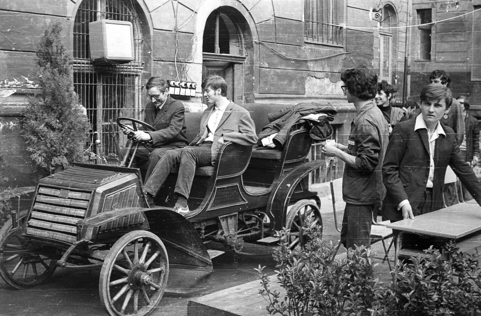 Magyarország, Budapest VI., Rippl-Rónai utca 26., az Autóközlekedési Technikum udvara. 1900-as Nesselsdorfer személygépkocsi., 1969, Fortepan/Album055, automobil, Budapest, Fortepan #70618