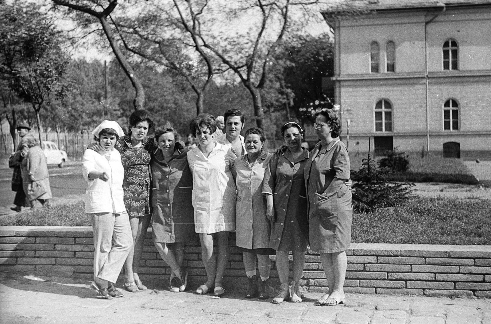 Hungary, Budapest VII., Százház utca, a park túloldalán a Dózsa György út 16. számú ház látható a Jobbágy utca sarkán., 1968, Fortepan/Album055, Budapest, Fortepan #70630