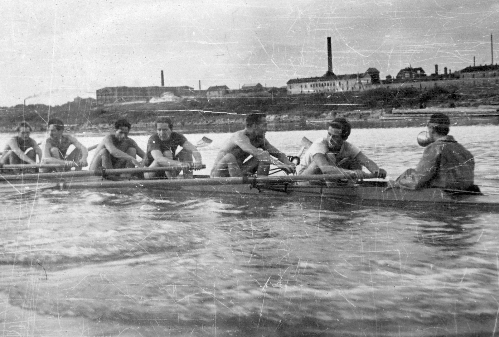 Hungary, Budapest IX., evezősök a Ráckevei (Soroksári)-Dunán, háttérben a Soroksári út épületei., 1940, Fortepan, factory, paddling, Budapest, Fortepan #7065