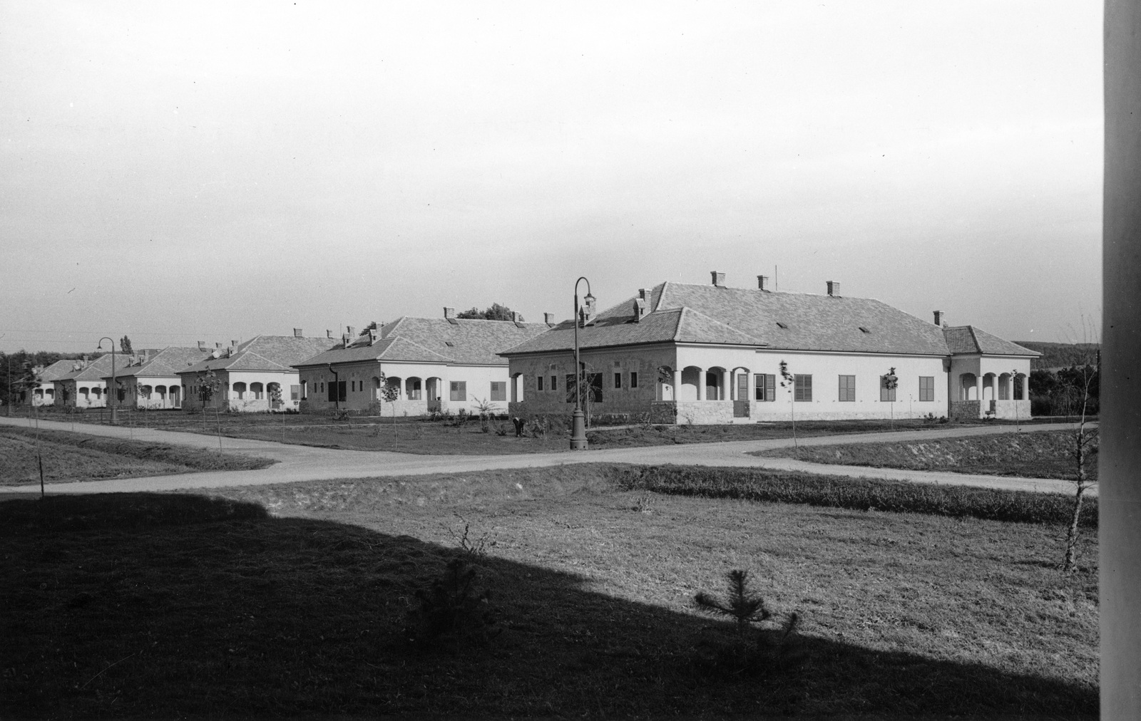 Hungary, Ajka, Újélet utca, szemben a Bercsényi utca torkolata., 1942, Veszprém Megyei Levéltár/Kozelka Tivadar, Kozelka Tivadar, blocks, Fortepan #70659