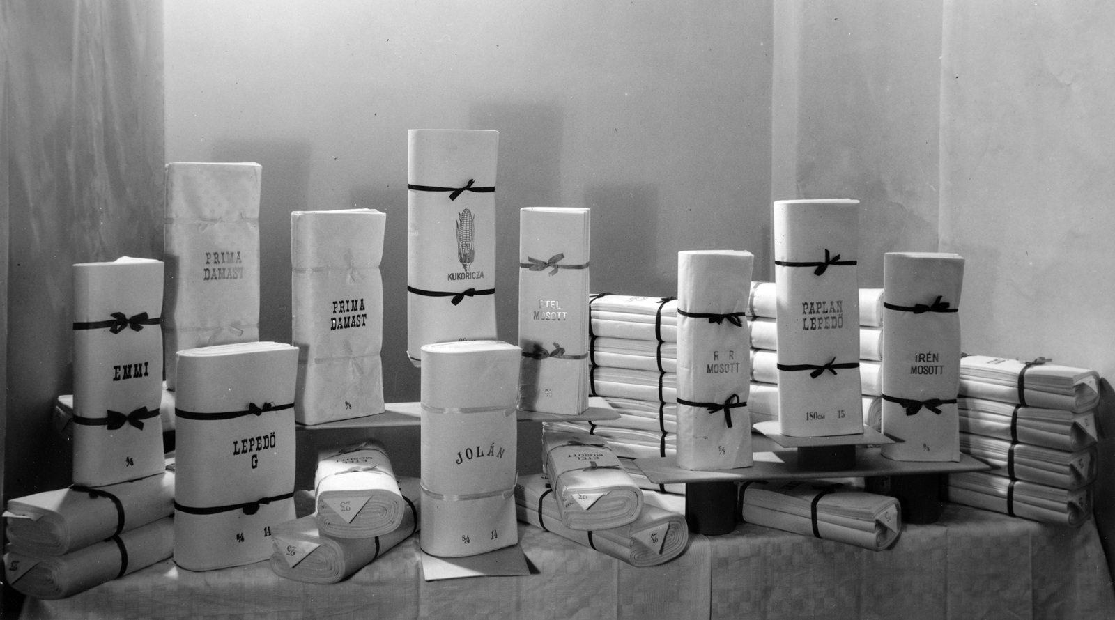 1940, Veszprém Megyei Levéltár/Kozelka Tivadar, Kozelka Tivadar, Show window, textile industry, fabrics, packet, Fortepan #70662