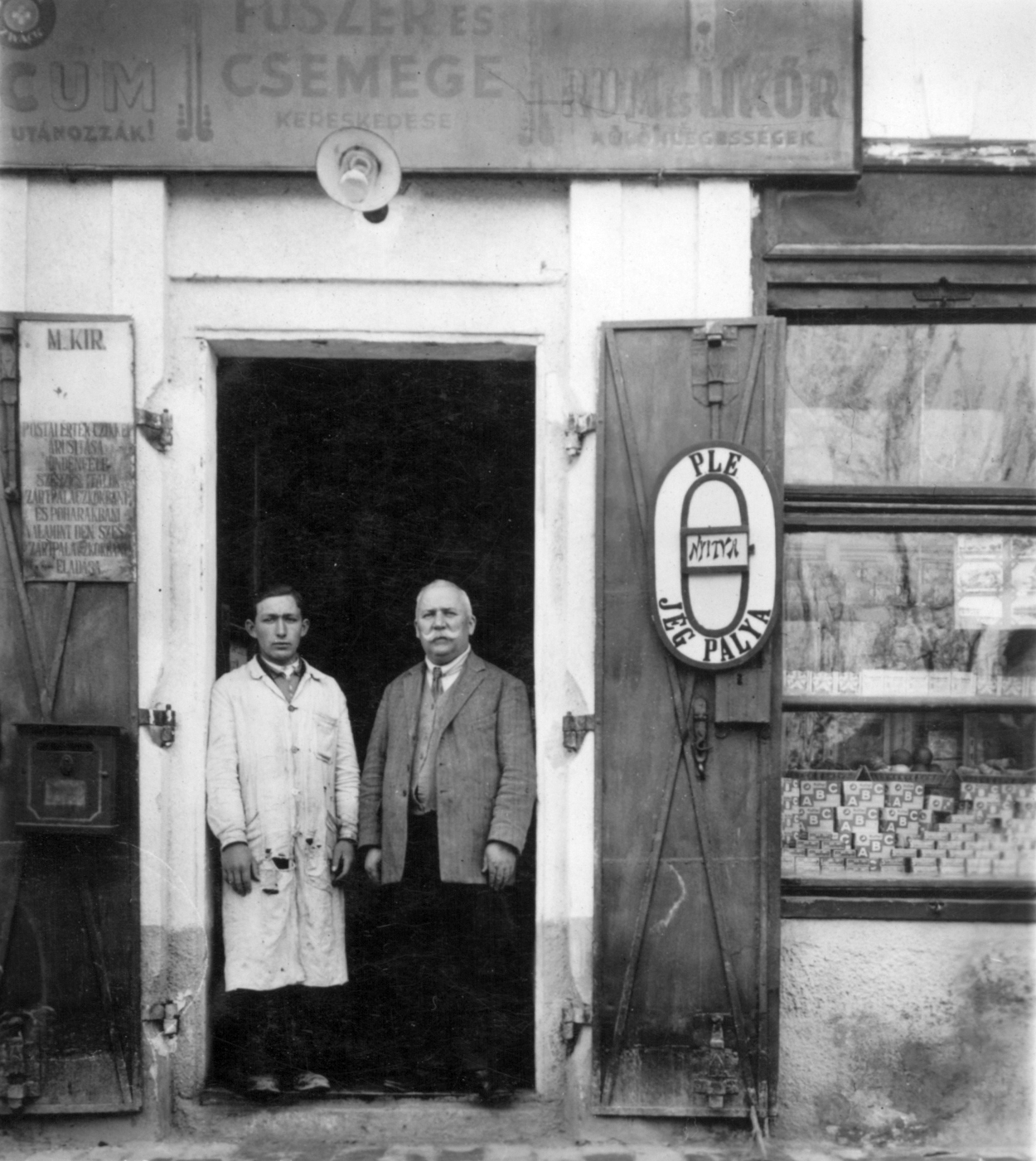 Hungary, Dunavecse, Hősök tere (Piac tér), Takács bolt., 1921, Jáki László, shop, letter box, store display, ice-skating rink, standing in door, Fortepan #70671