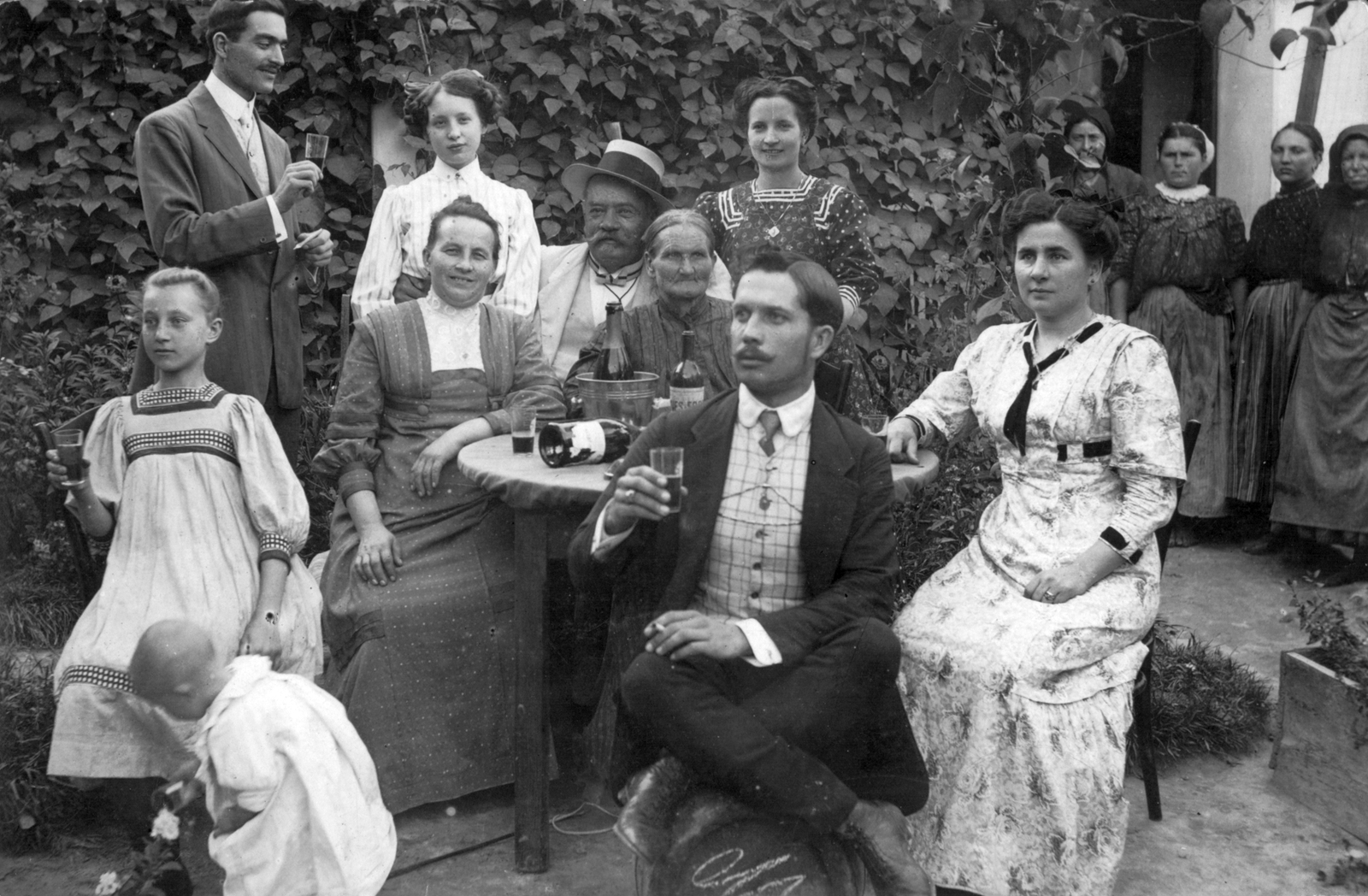 Magyarország, Dunaújváros, (Dunapentele), 1910, Jáki László, italozás, repkény, pezsgősvödör, Fortepan #70676