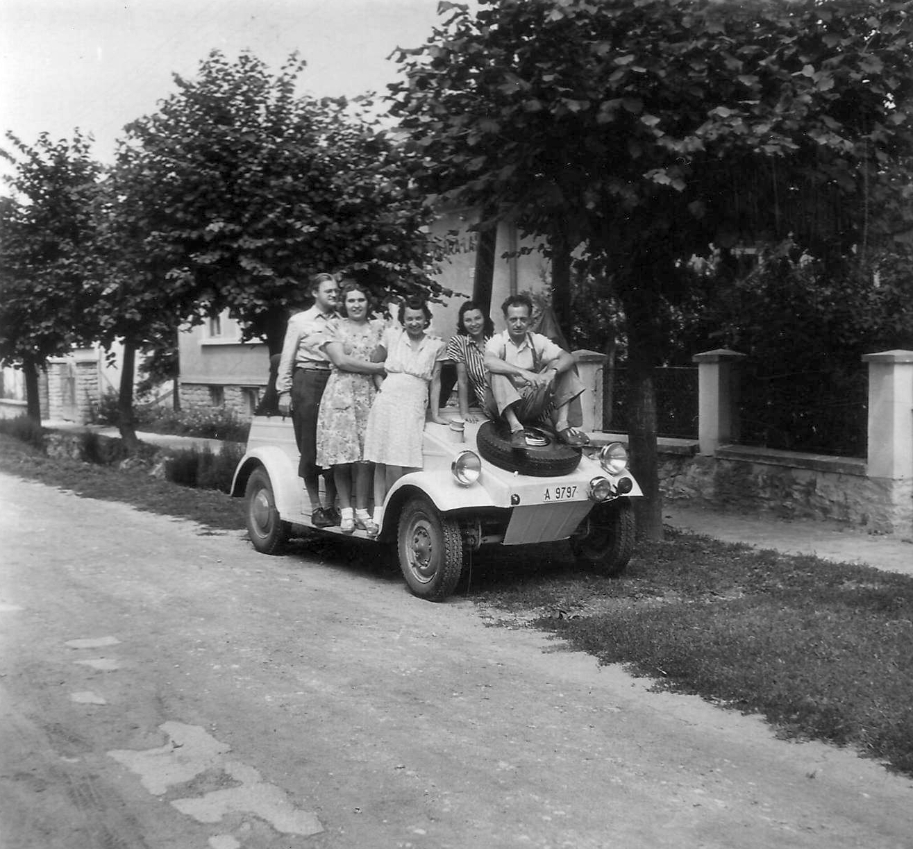 Magyarország, helyreállított Volkswagen kübelwagen, egykor a német hadsereg személyszállító járműve volt., 1946, Négyesi Pál, Volkswagen-márka, rendszám, pótkerék, csoportkép, autón ülni, autón állni, Fortepan #70686