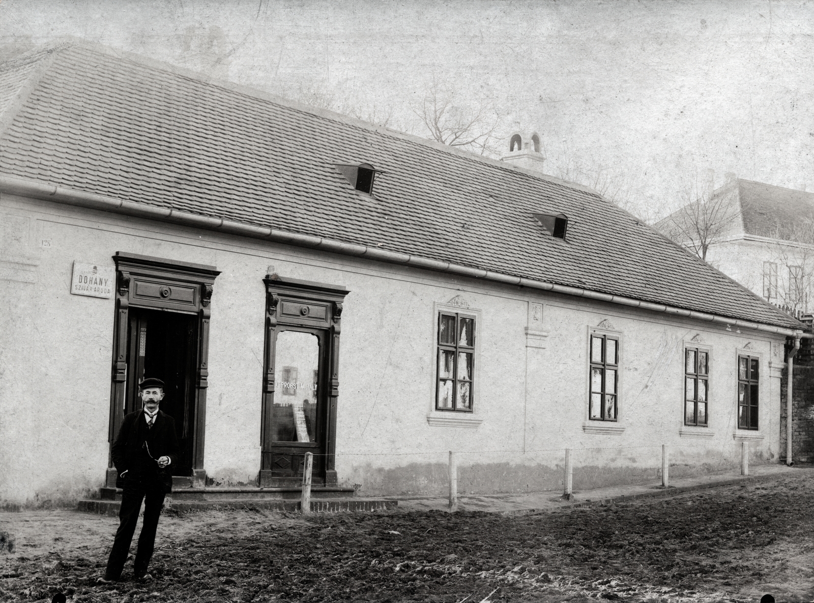 Hungary, Lengyel, Petőfi utca 38., ifj. Probst Mihály vegyeskereskedése, háttérben az iskola épülete (később Faluház)., 1909, Fortepan, dirt road, Fortepan #7081