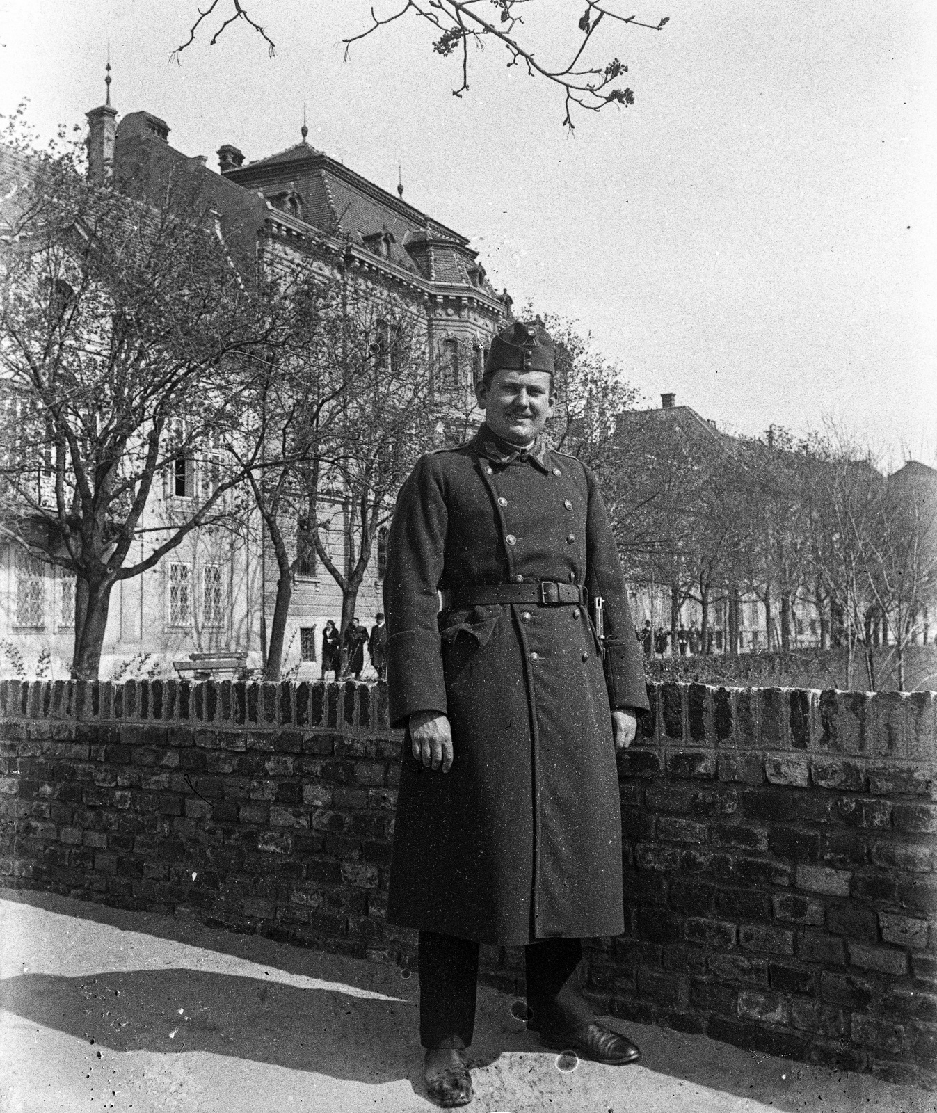 Hungary, Budapest I., Tóth Árpád sétány (Gróf Bethlen István bástyasétány), Veli bej rondella., 1934, Lissák Tivadar, soldier, Budapest, Fortepan #71010