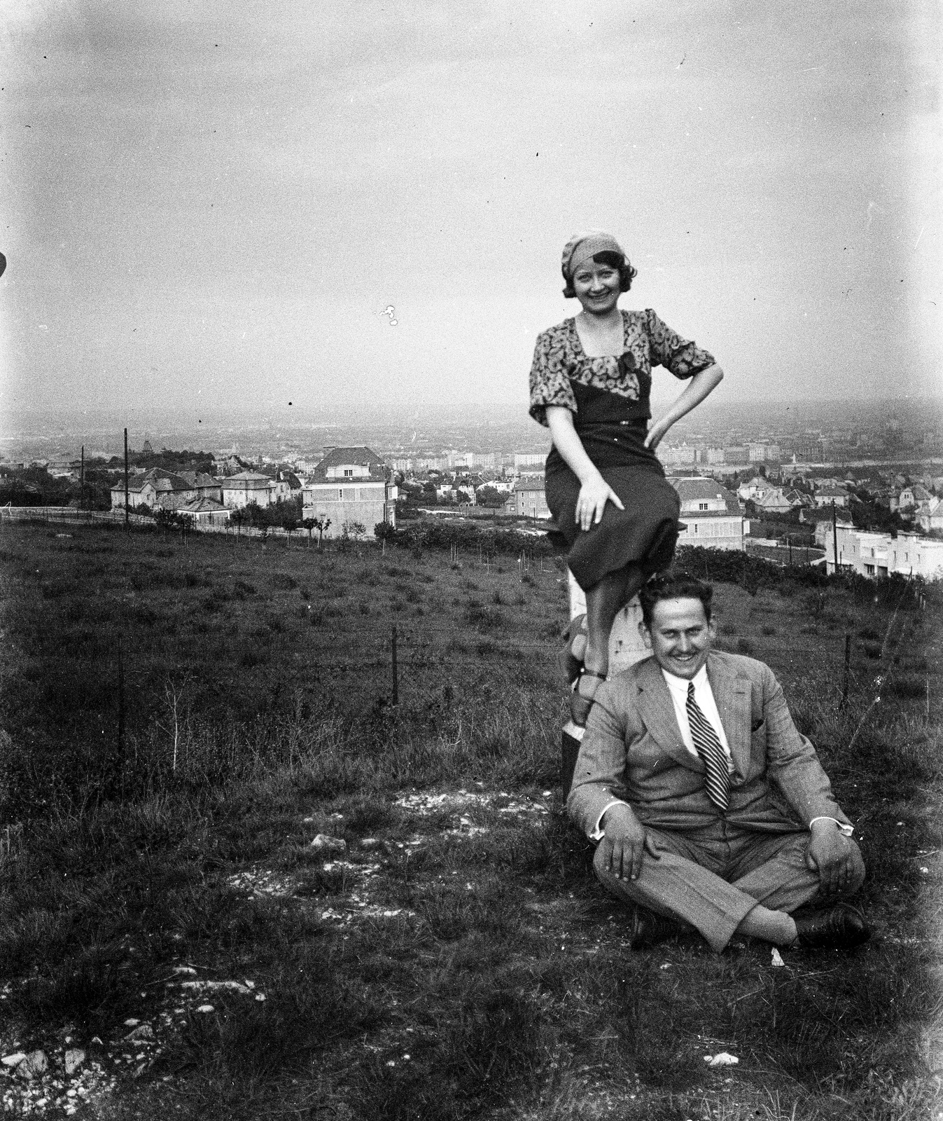 Magyarország, Budapest II., kilátás a Bogár utca irányából, a háttérben középen a Palatinus házak, jobb szélen az Országház., 1934, Lissák Tivadar, Budapest, földön ülés, tréfálkozás, házaspár, Fortepan #71012