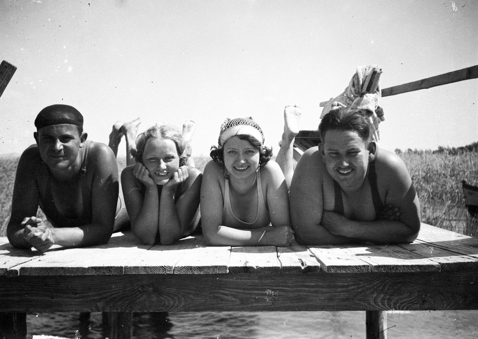 Magyarország, Balatonmáriafürdő, Balaton-part., 1934, Lissák Tivadar, szabadidő, fürdőruha, nyaralás, csoportkép, nők, férfiak, víztükör, nyár, stég, nádas, hajháló, Best of, Fortepan #71030