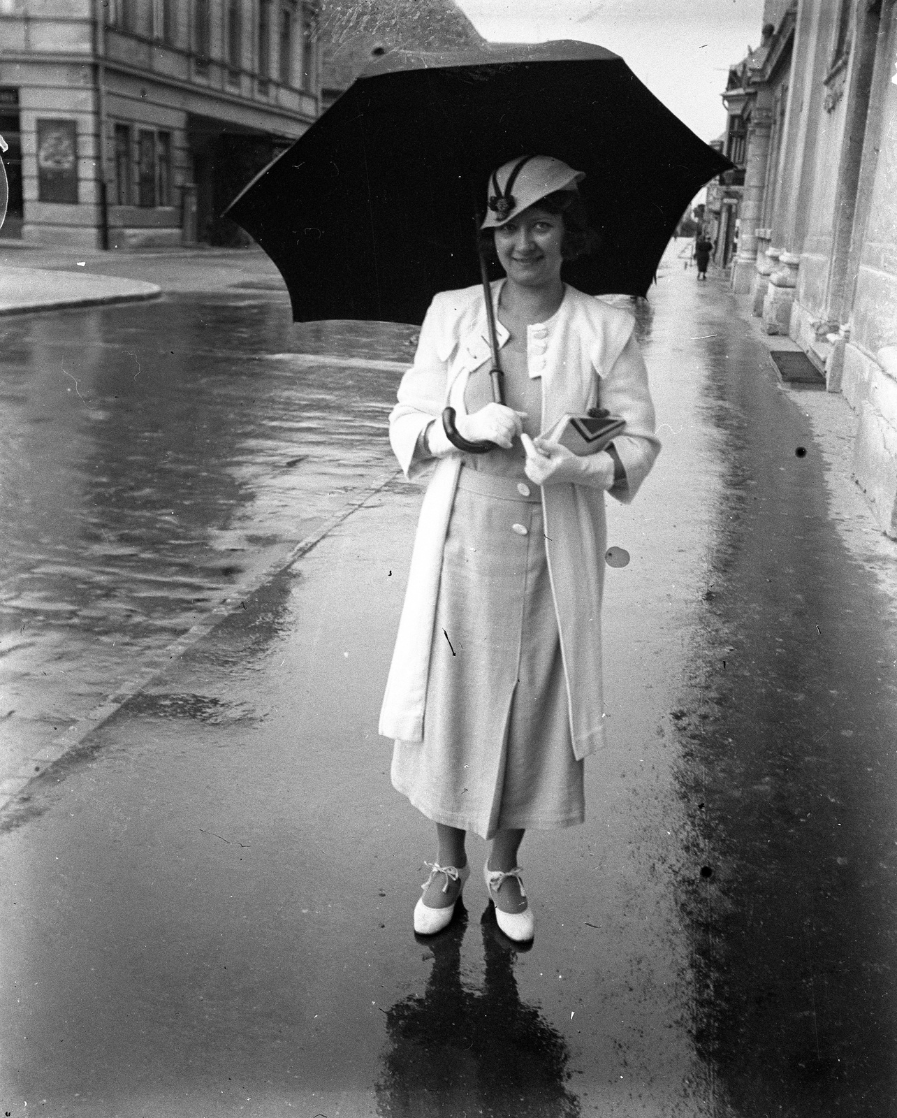 Hungary, Győr, Széchenyi tér a Liszt Ferenc utca irányába nézve, jobbra a Cuczor Gergely Bencés Gimnázium., 1934, Lissák Tivadar, umbrella, lady, rain, Fortepan #71038