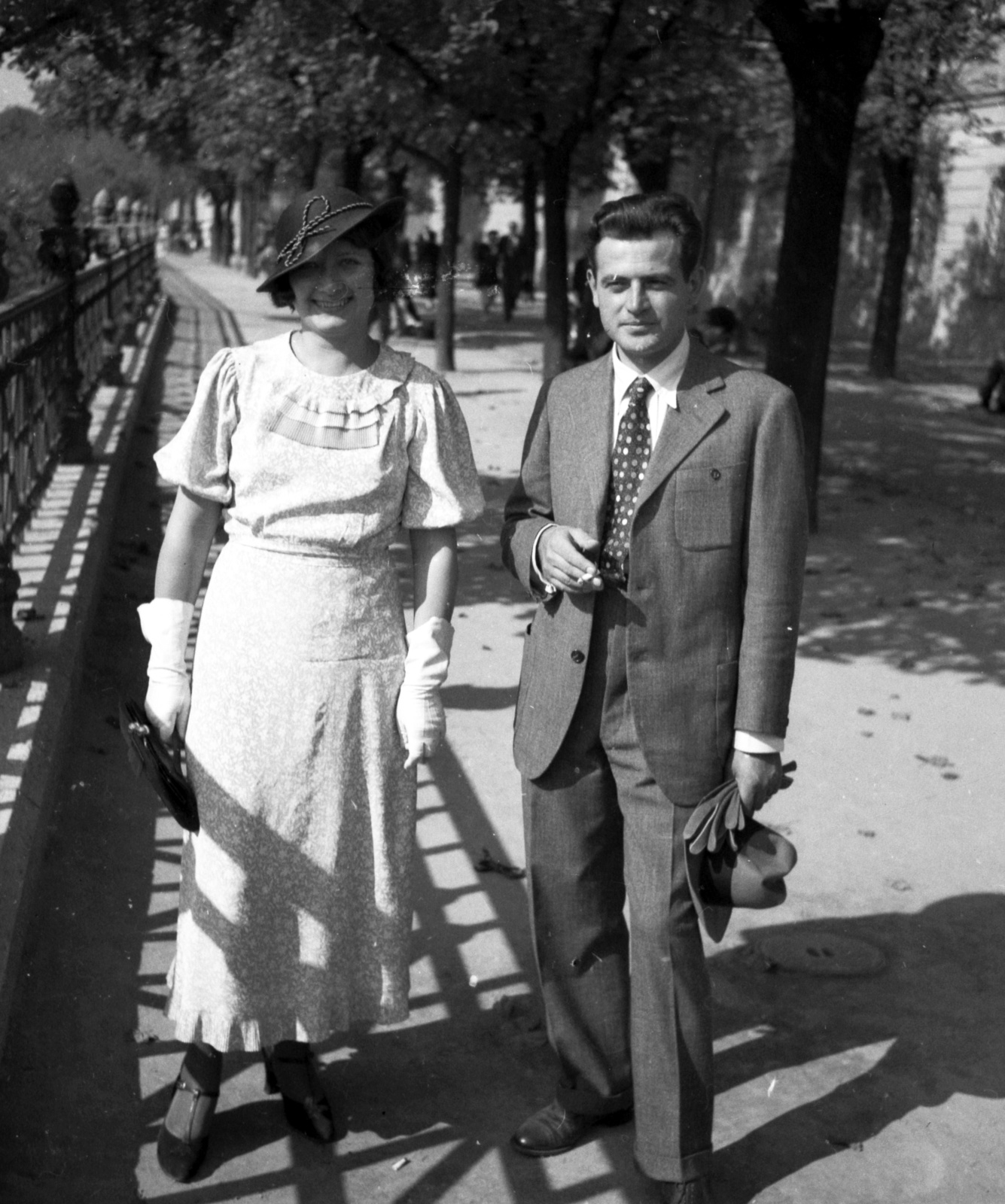 Hungary, Budapest I., Tóth Árpád sétány (Gróf Bethlen István bástyasétány)., 1934, Lissák Tivadar, fashion, smoking, man and woman, double portrait, Budapest, Fortepan #71055