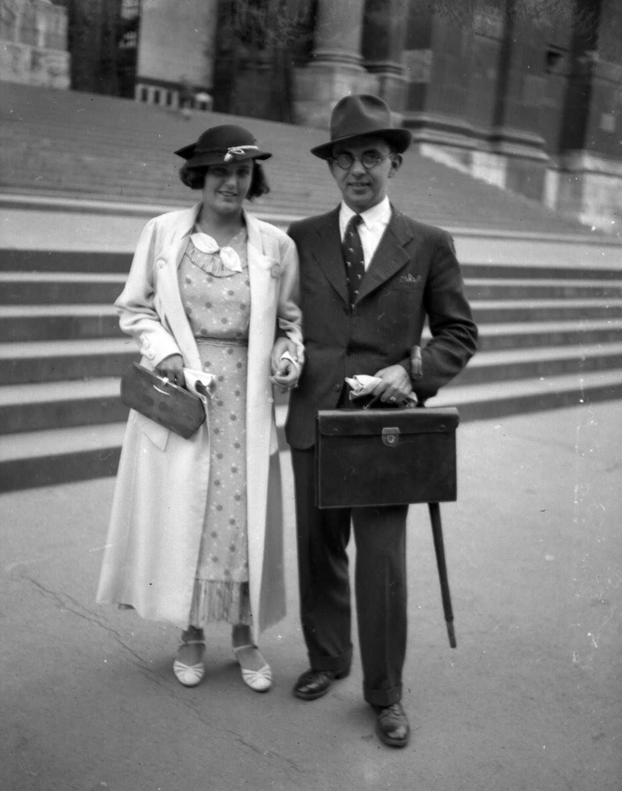 Hungary, Budapest V., Szent István tér, a Bazilika főbejárati lépcsője., 1934, Lissák Tivadar, fashion, umbrella, briefcase, man and woman, double portrait, Budapest, Fortepan #71057