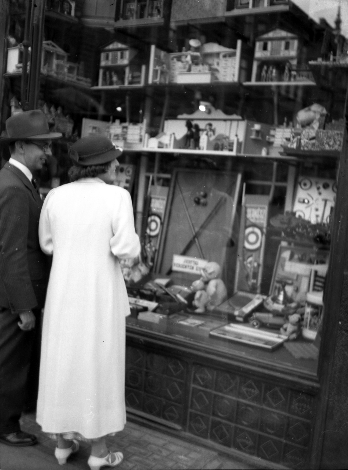 Hungary, Budapest, 1934, Lissák Tivadar, Show window, shop, man and woman, Fortepan #71058