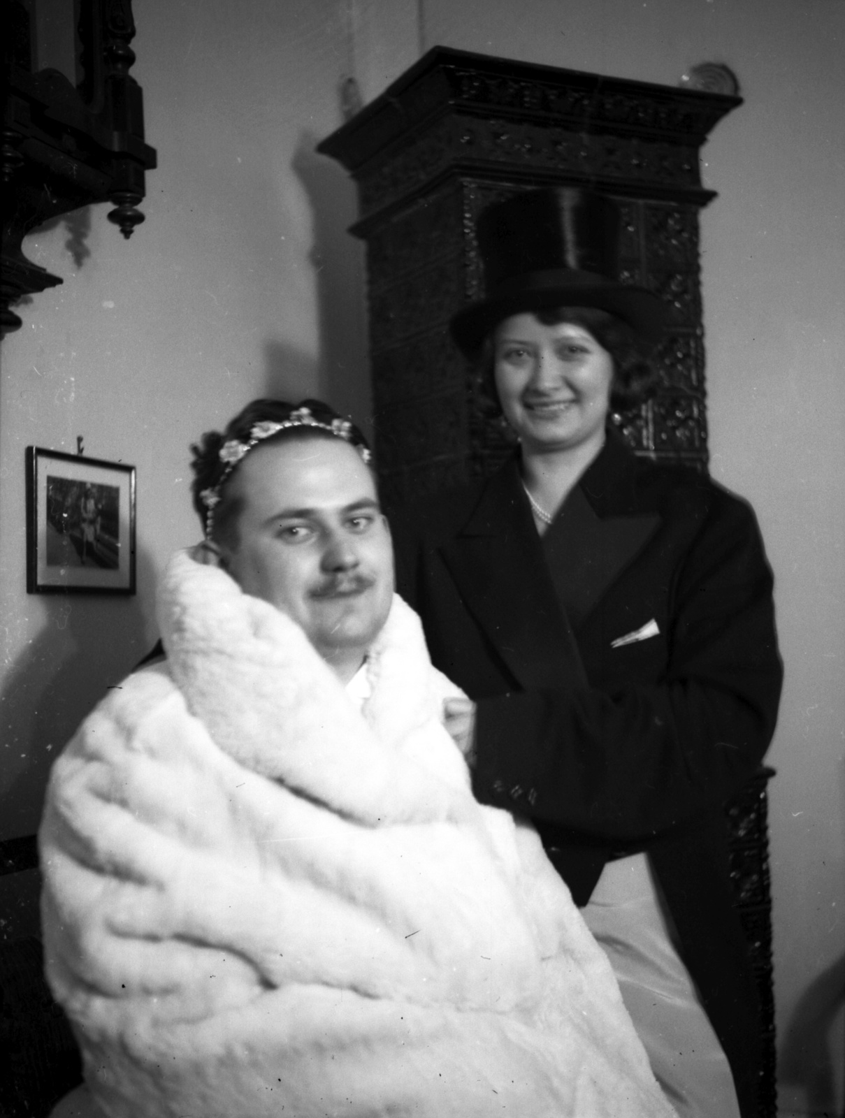 1934, Lissák Tivadar, tile stove, jesting, man and woman, cross-dressing, Best of, Fortepan #71061