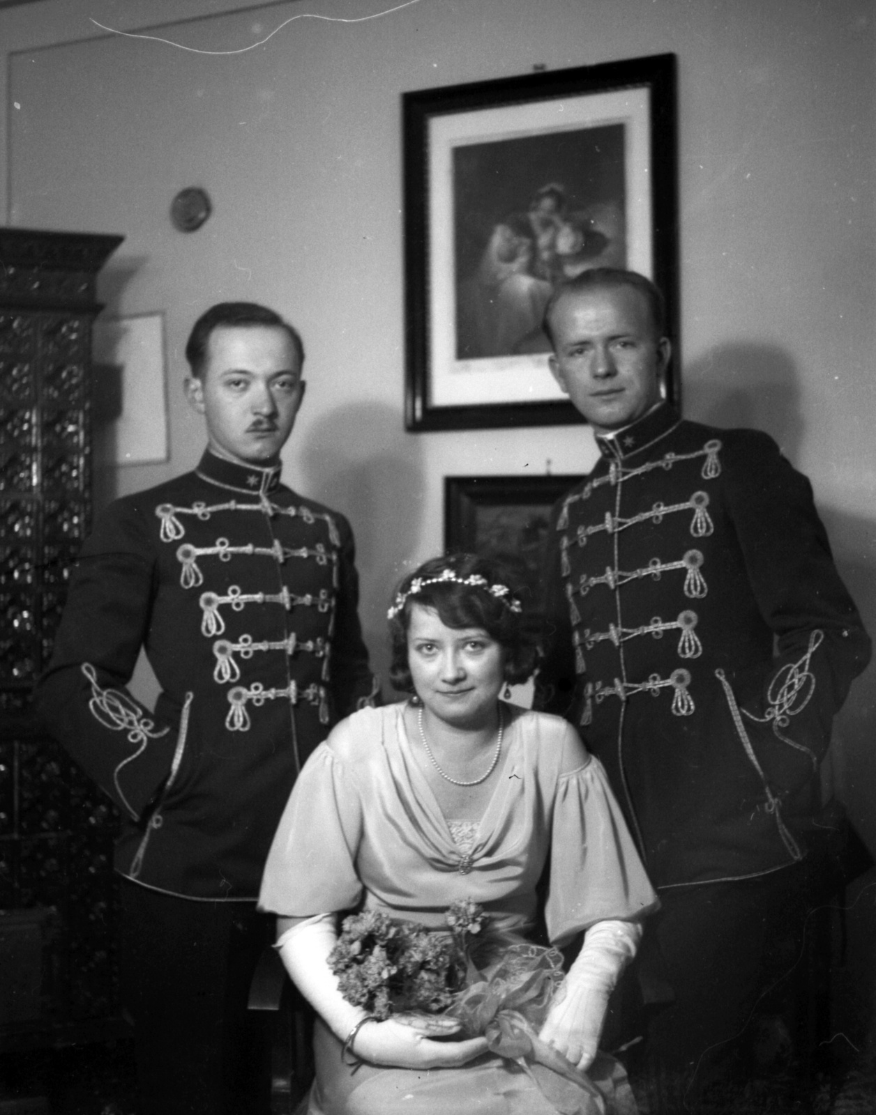 1934, Lissák Tivadar, egyenruha, cserépkályha, csoportkép, férfiak, nő, virágcsokor, Fortepan #71062
