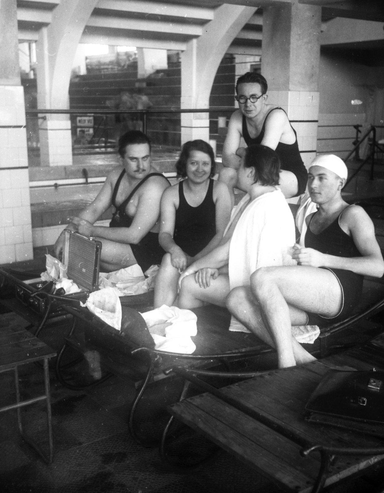 Hungary, Margit Islands, Budapest, Hajós Alfréd Nemzeti Sportuszoda., 1935, Lissák Tivadar, bathing suit, swimming pool, relaxation, swimming cap, Fortepan #71071