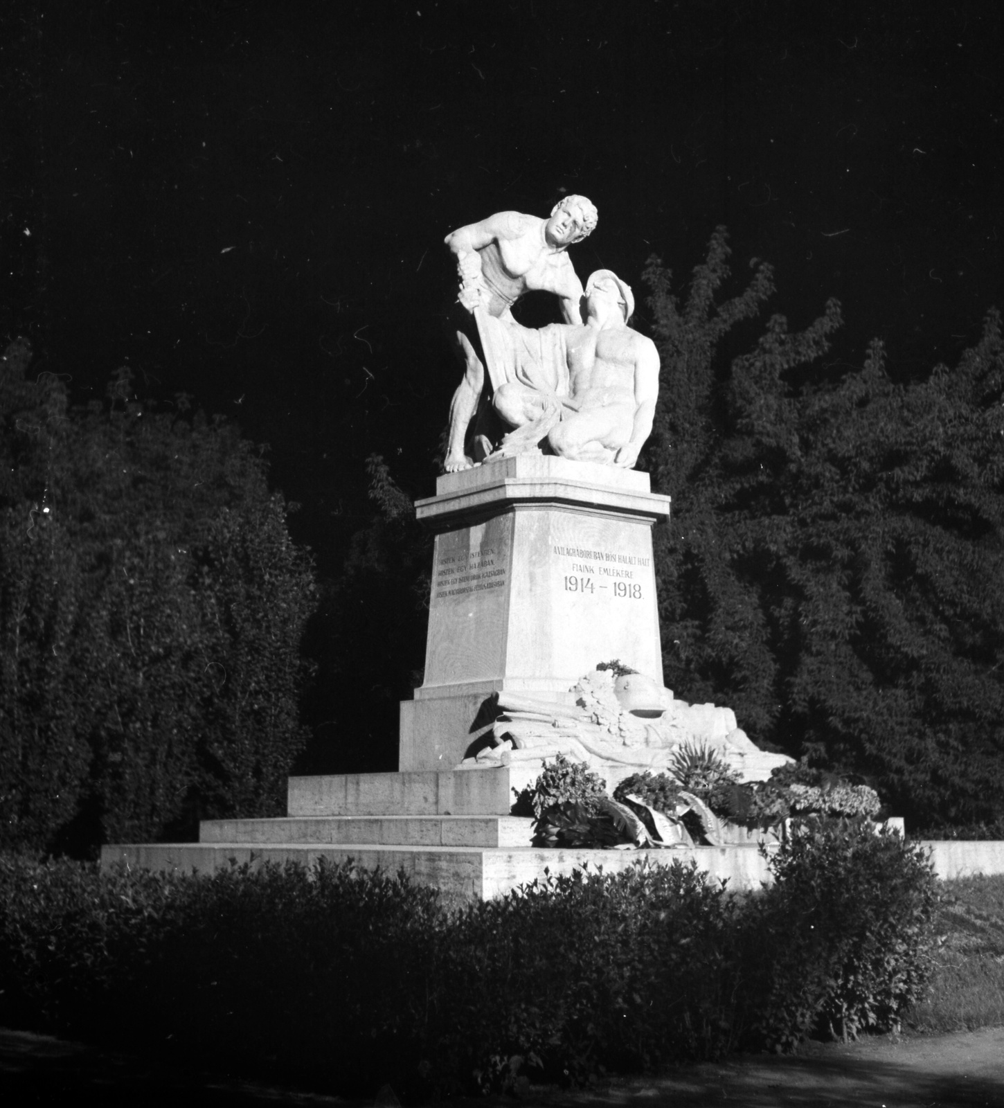 Magyarország, Szolnok, Hősök tere (Tisza István tér), I. világháborús emlékmű (Szentgyörgyi István, 1926.). Az emlékmű ma a Tiszai hajósok terén áll., 1935, Lissák Tivadar, emlékmű, Fortepan #71092