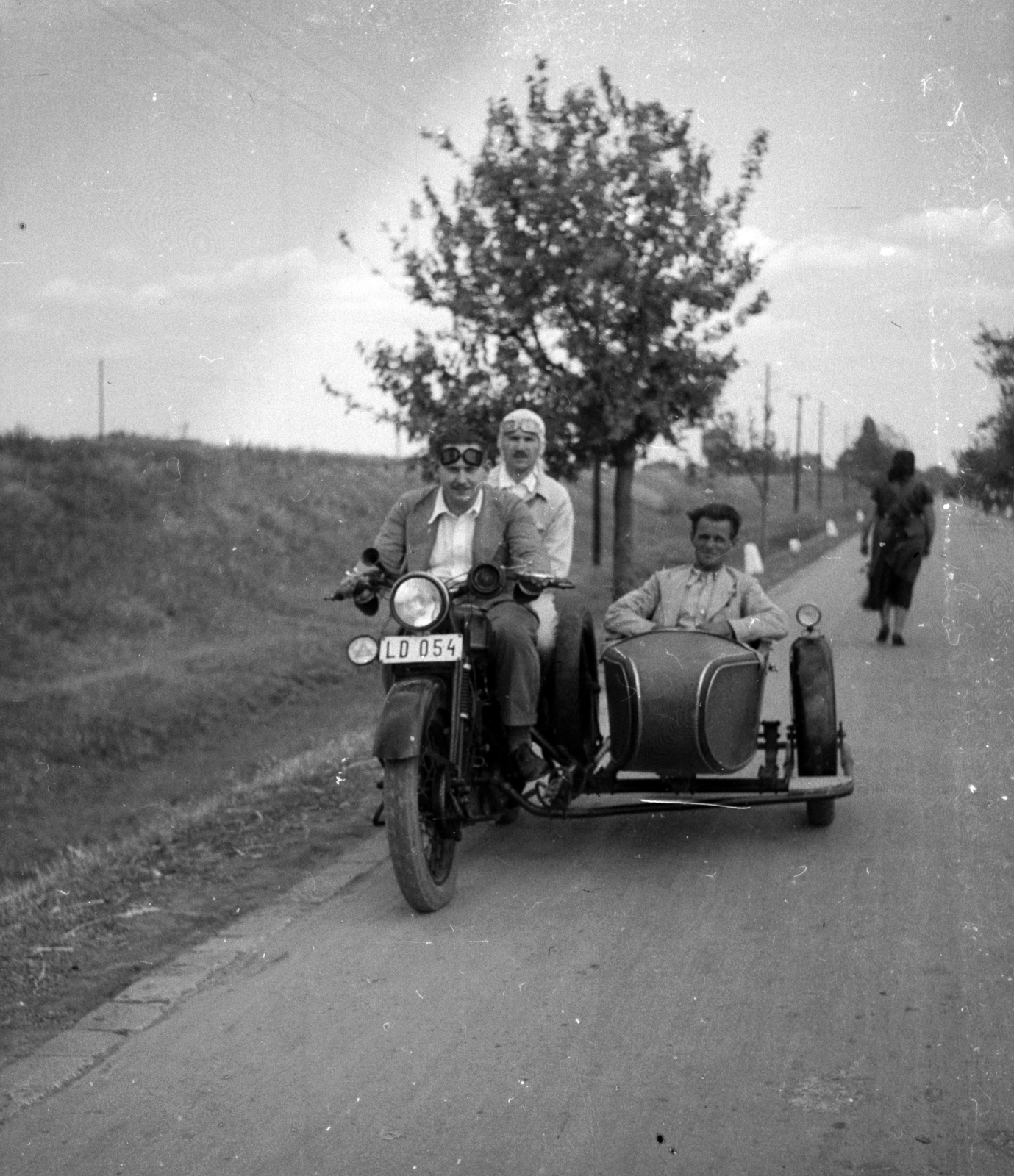 Hungary, főút Szolnok és Szajol között, balra a Tisza gátja., 1935, Lissák Tivadar, motorcycle, motorcycle with sidecar, number plate, Fortepan #71094
