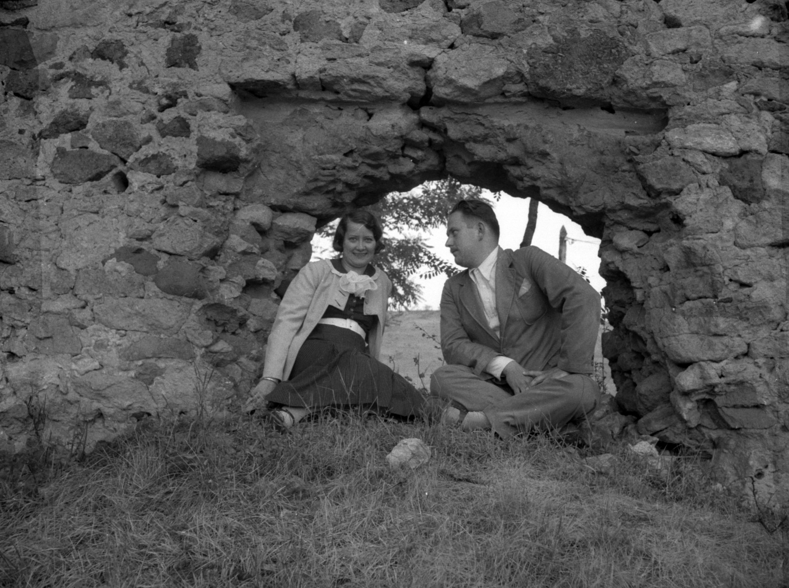 Magyarország, Tar, Tar Lőrinc egykori várának maradványai., 1935, Lissák Tivadar, emberpár, várrom, ülés keresztbe tett lábakkal, Fortepan #71102